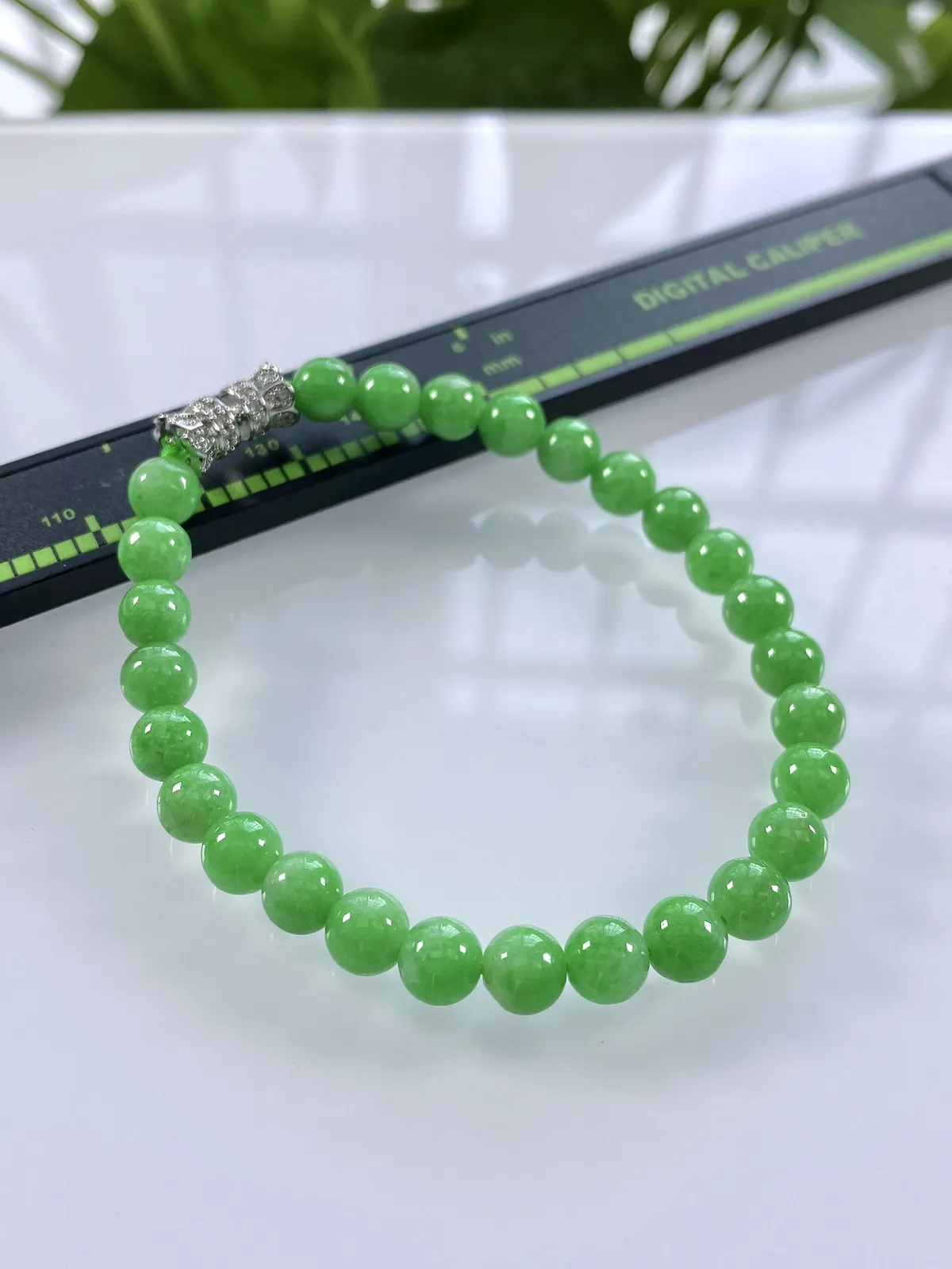 缅甸天然翡翠A货，卡6.3冰润满绿阳绿圆珠手串手链，尺寸：6.3mm/27颗，长度175mm，重量：13.13g