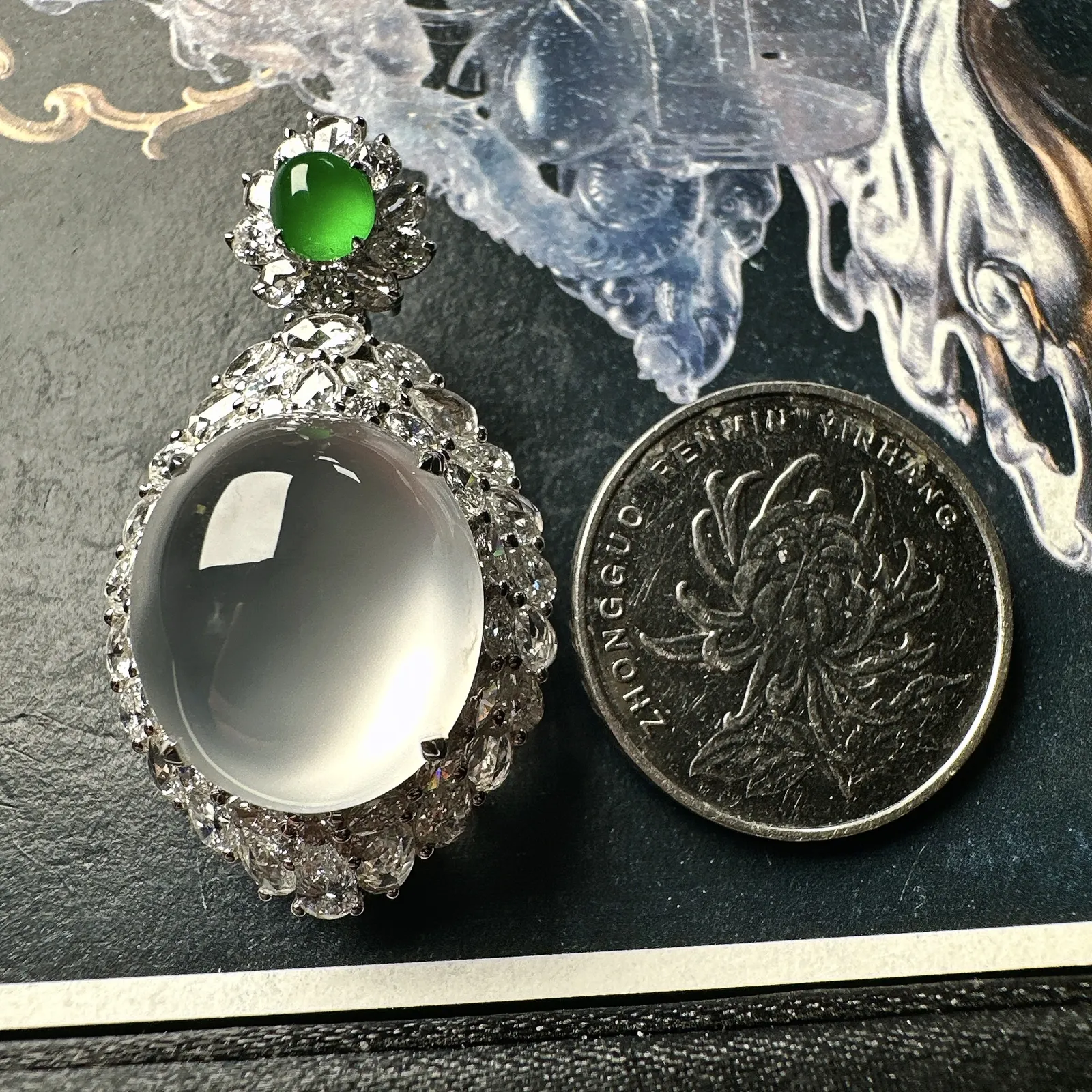 【玻璃种蛋面吊坠】珍藏品，晶莹剔透，起强荧光，冰润动人。18k金钻镶嵌，裸石尺寸18.1*15.7*9.2毫米