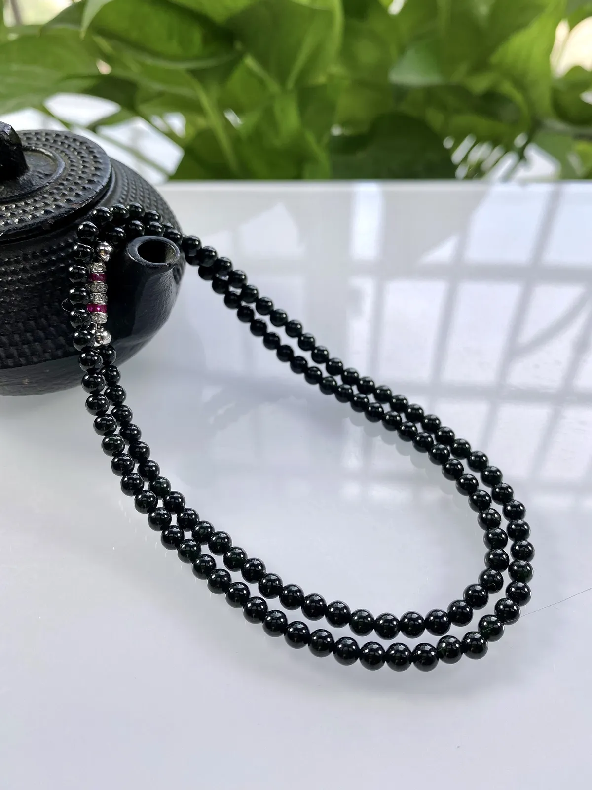 缅甸天然翡翠A货，卡4冰润墨翠小米珠小圆珠锁骨项链，尺寸：4mm/118颗，长度465mm，重量：12.82g，打灯透绿。