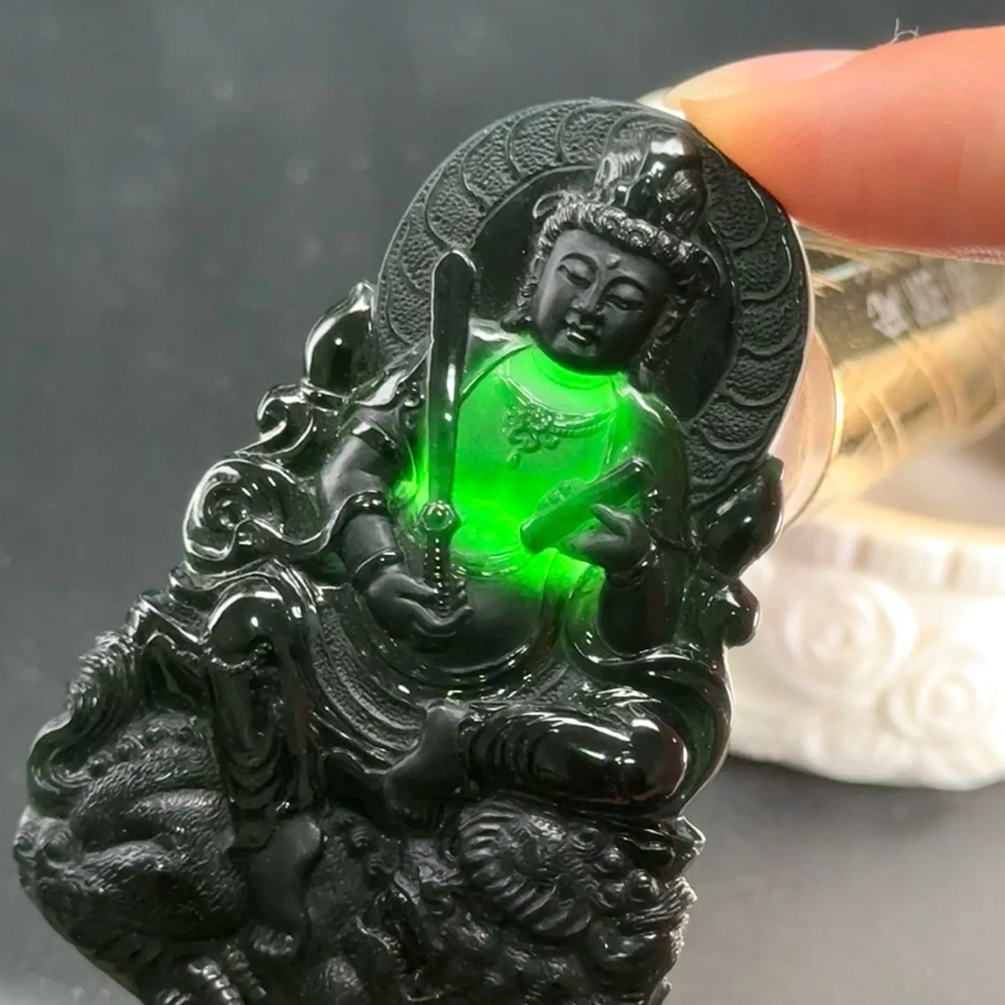 精品墨翠文殊菩萨 种好色正 黑度极好 打灯通透 油性十足 尺寸63.9