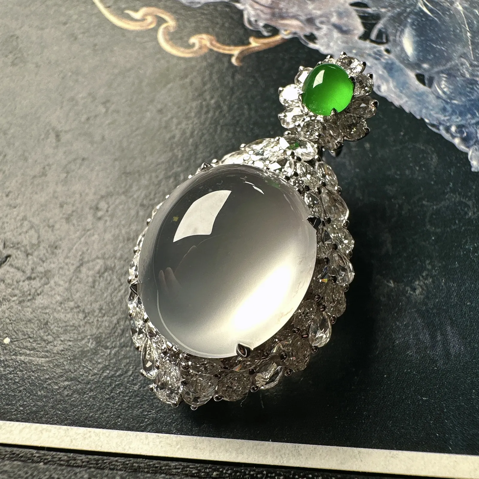 【玻璃种蛋面吊坠】珍藏品，晶莹剔透，起强荧光，冰润动人。18k金钻镶嵌，裸石尺寸18.1*15.7*9.2毫米