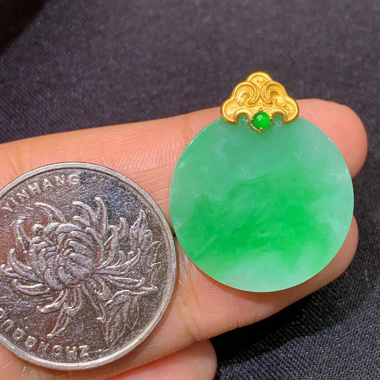 飘绿圆牌吊坠，18k金镶嵌，冰润色阳，种老水足 尺寸25.8*21.5*3.9