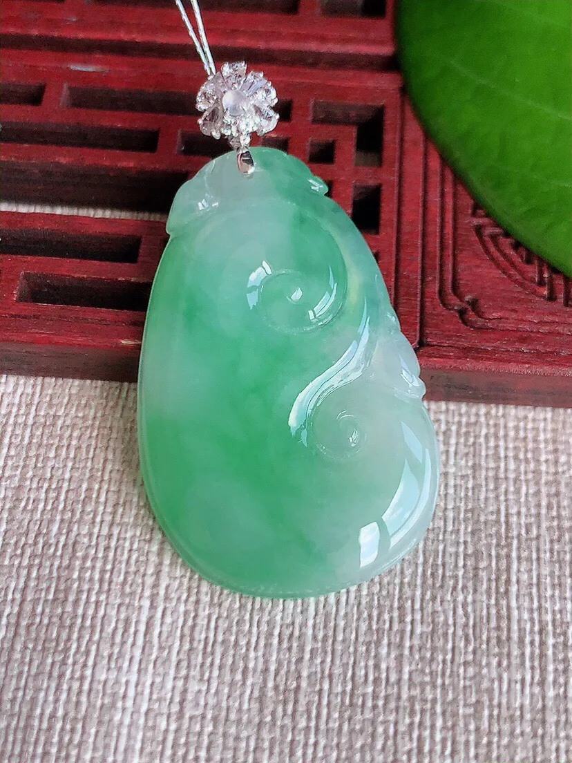 a货翡翠老坑冰种18K金伴钻镶嵌飘绿如意吊坠 尺寸45.2×37.5×24×4mm 重量8.14g 0607