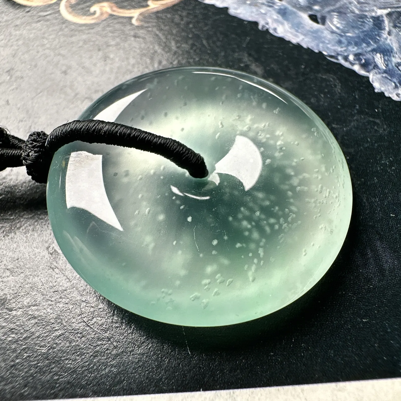 【冰种大平安扣】淡底色，近玻璃种，雪花棉老坑料，质地非常细腻，冰润十足，种老冰透，荧光闪耀。