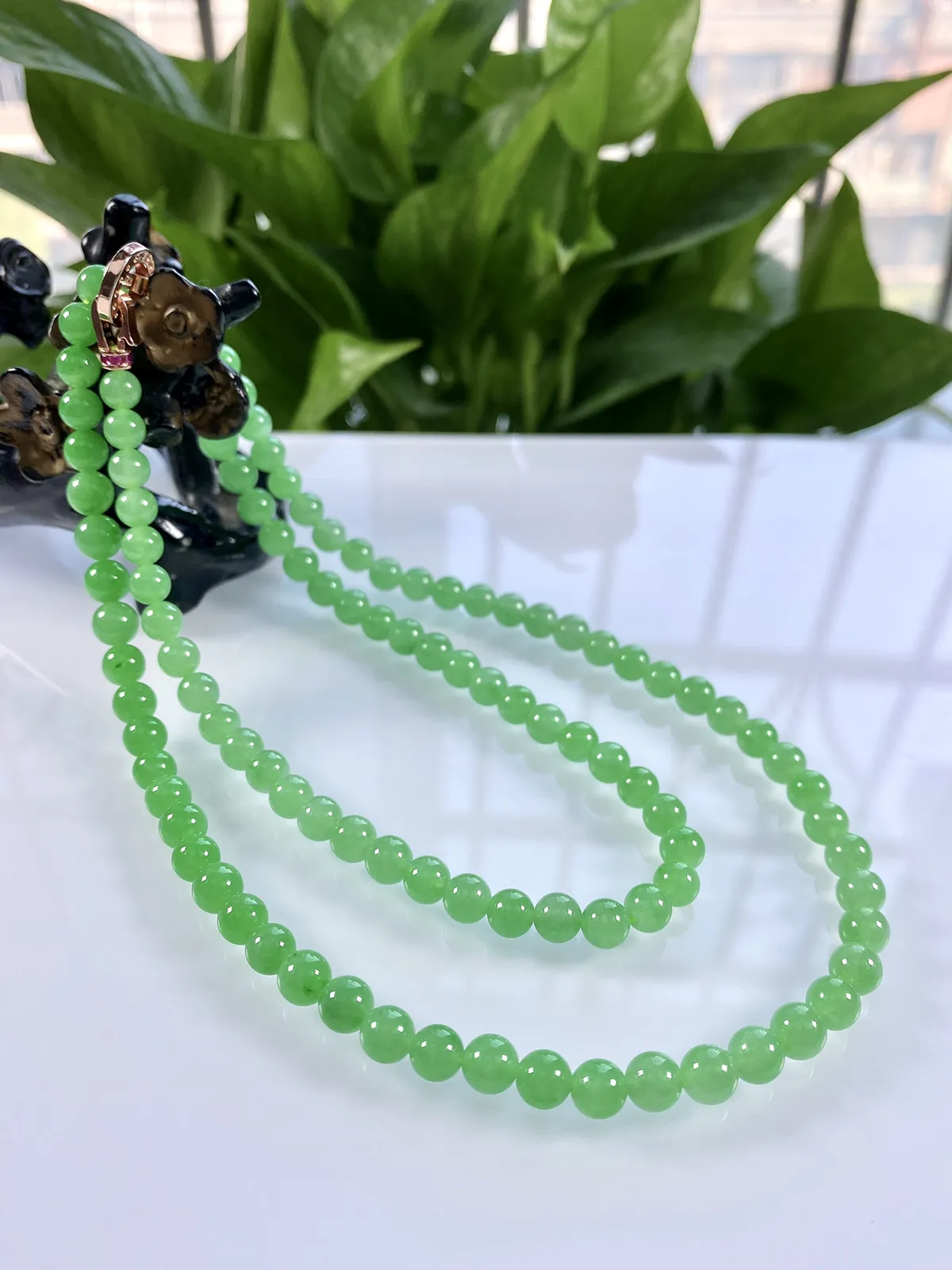 收藏级别，缅甸天然翡翠A货，卡6.8冰种起胶满绿阳绿塔珠圆珠项链手链，尺寸：大珠6.8mm～小珠5.8mm，共108颗，长度660mm，重量：44.19g