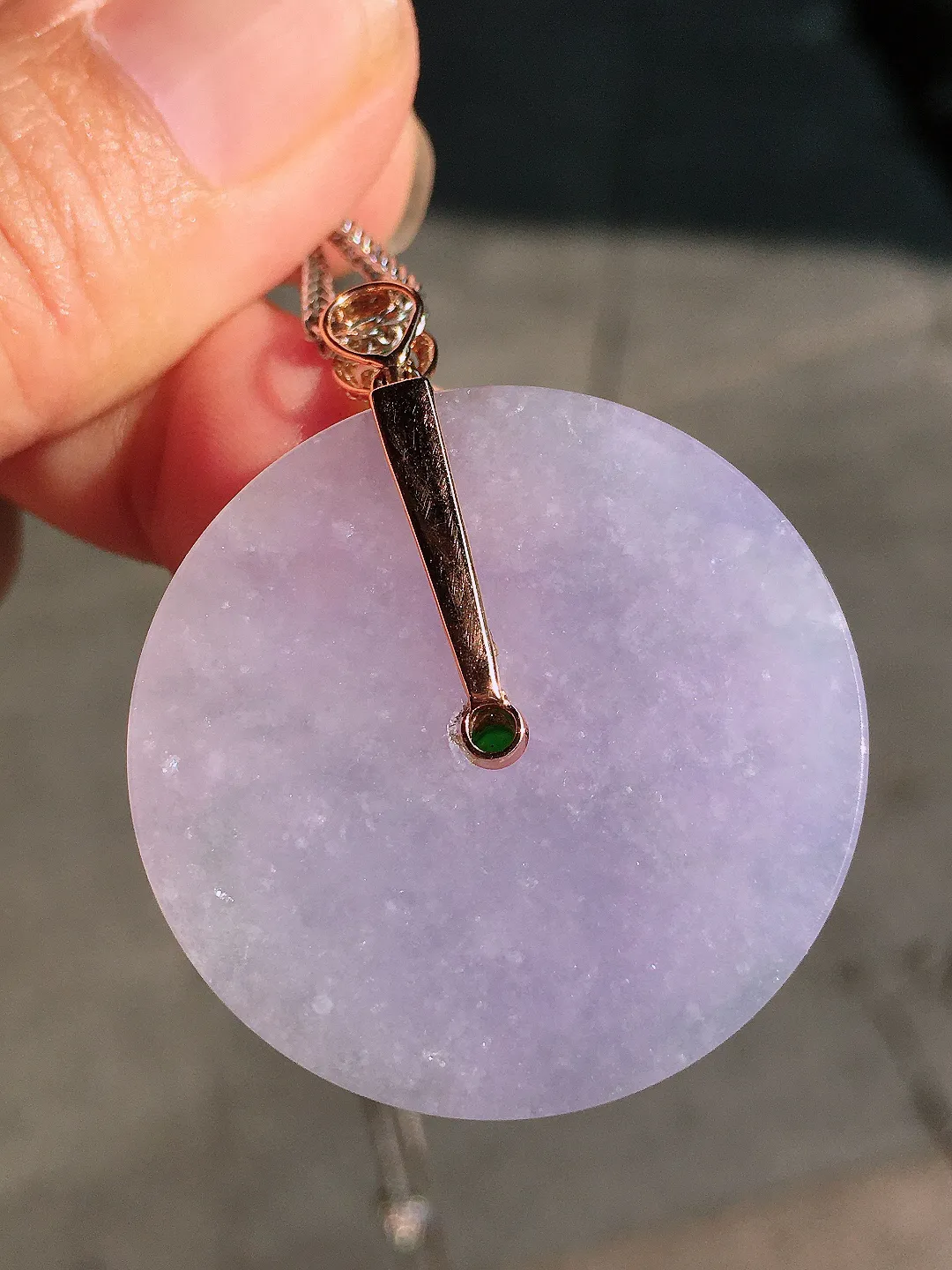 紫罗兰平安牌吊坠，色泽均匀艳丽，玉质细腻，荧光感超
强，饱满水润，气质满满。18k
金豪华镶嵌