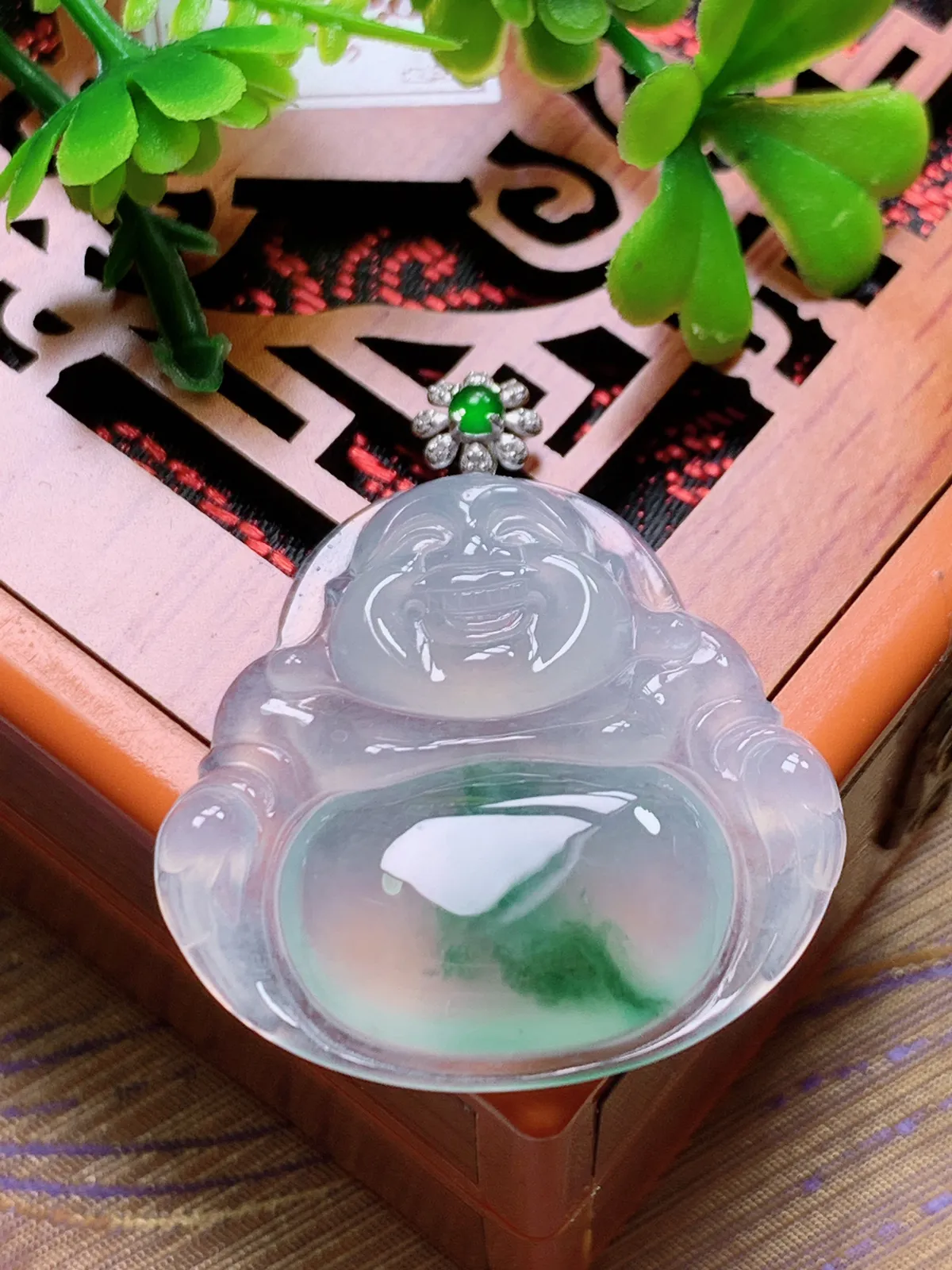 精品推荐，缅甸天然A货翡翠，18K金扣镶嵌冰种飘花佛公吊坠，种水好，颜色鲜艳，玉质水润细腻，工艺精湛，佩戴效果更佳。1