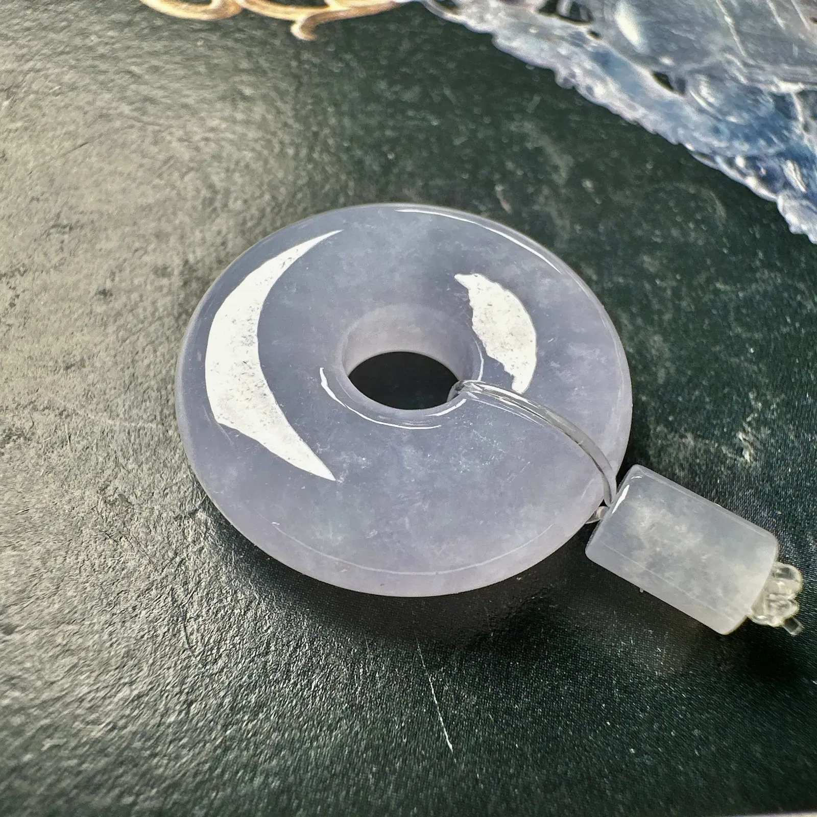 【冰种紫罗兰扣】甜甜圈，质地细腻，冰感十足，通透闪亮，飘绿色泽鲜艳