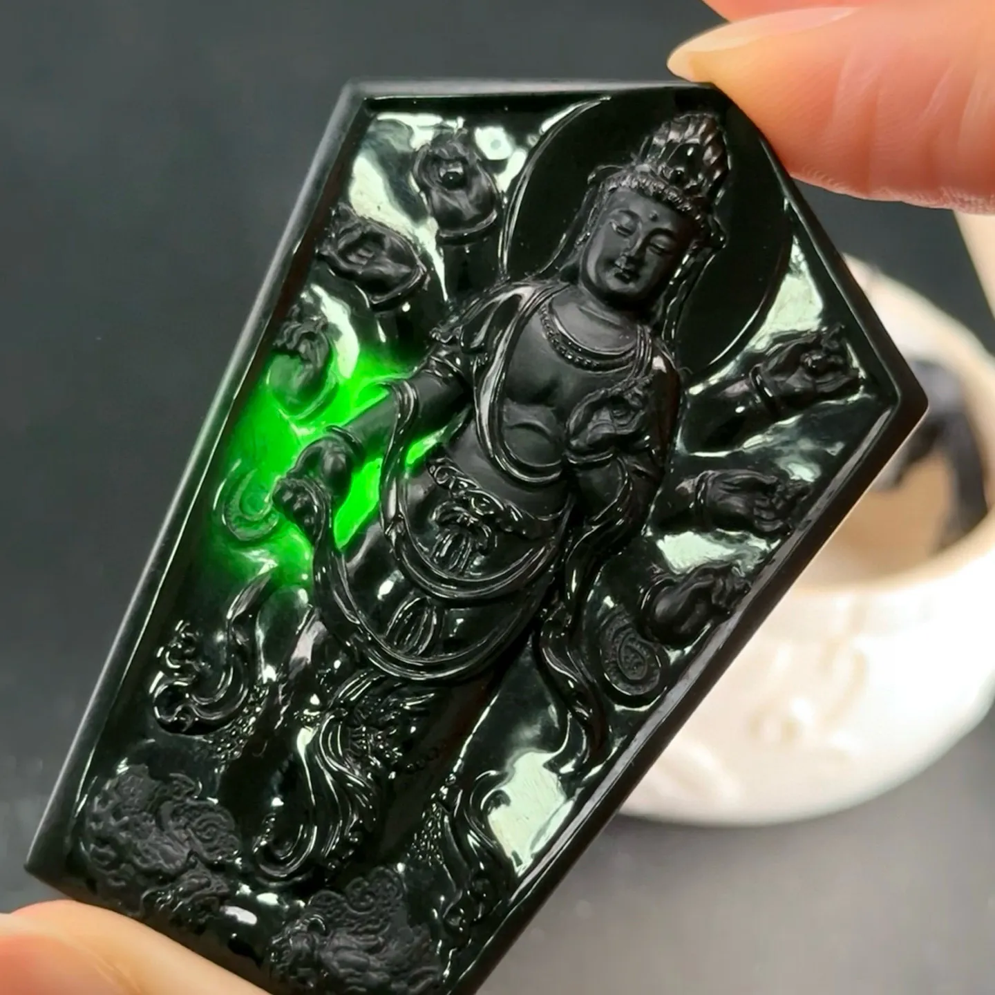 精品18k墨翠千手观音 种好色正 黑度极好 打灯通透 油性十足 尺寸65.4