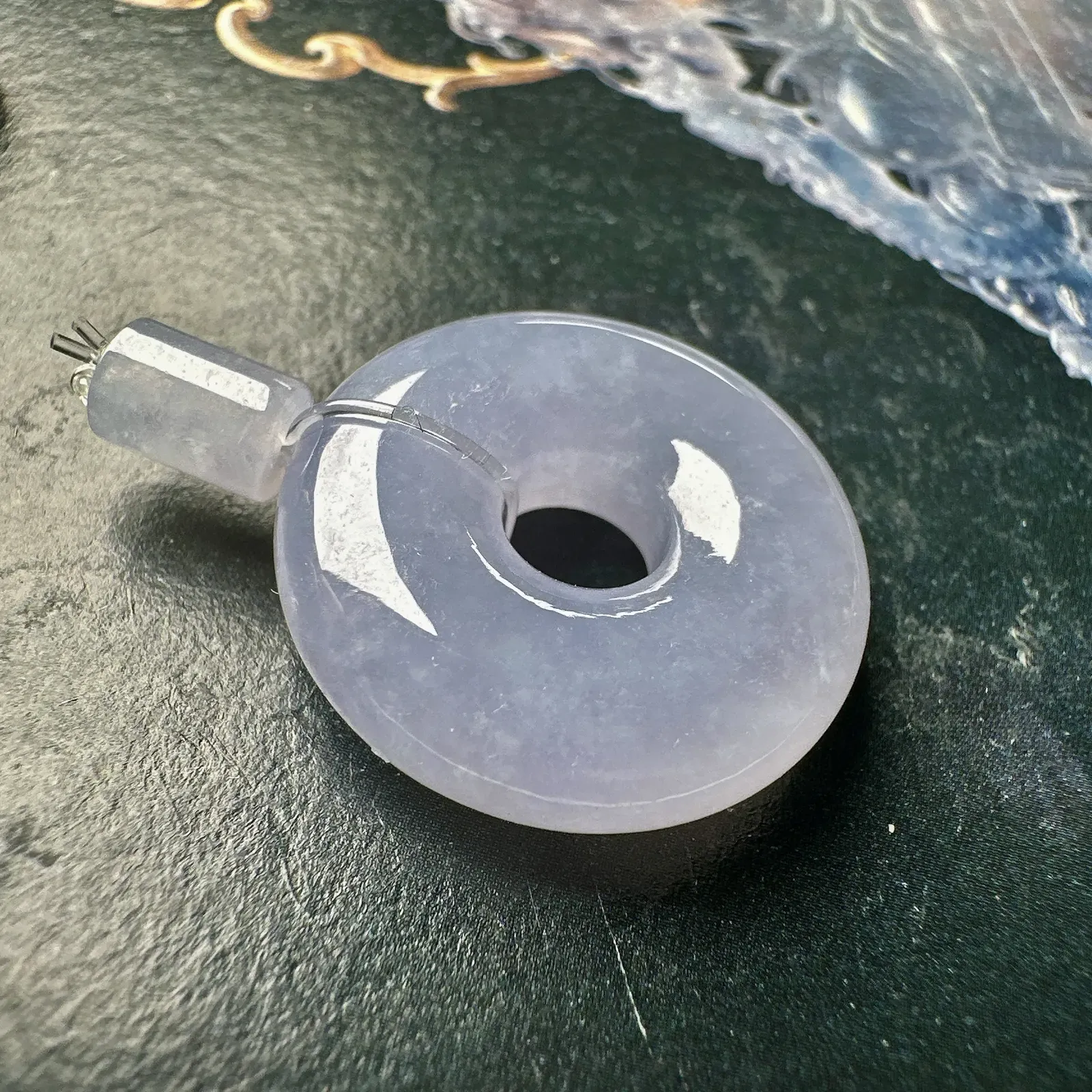 【冰种紫罗兰扣】甜甜圈，质地细腻，冰感十足，通透闪亮，飘绿色泽鲜艳