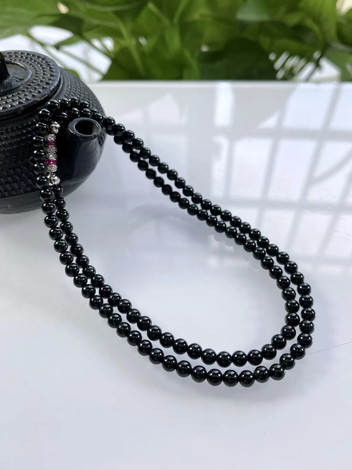 缅甸天然翡翠A货，卡4冰润墨翠小米珠小圆珠锁骨项链，尺寸：4mm/118颗，长度465mm，重量：12.82g，打灯透绿。