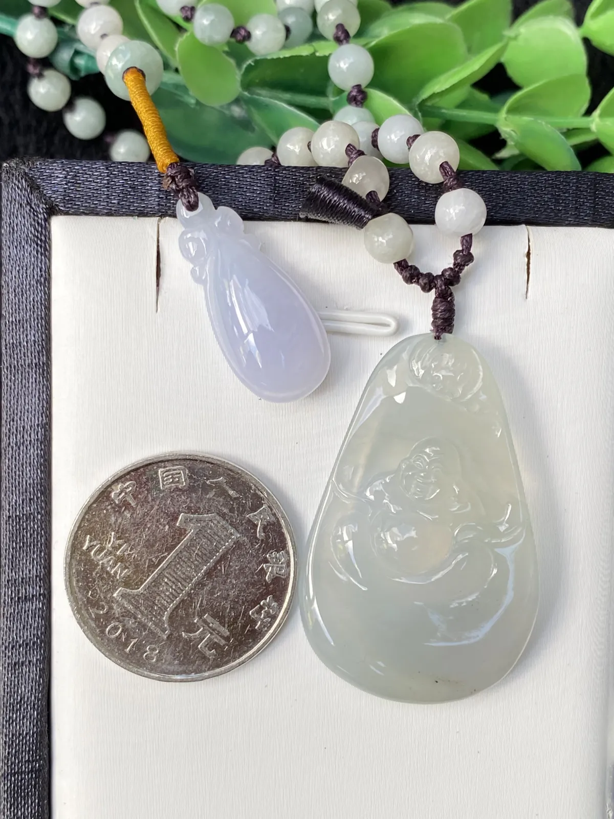 推荐【冰🧊佛公珠链款】带一条珠链和浓紫色福贝，水润冰透，超细腻，起光，老坑种，超柔滑，背面一条小纹，佩戴看不到，超值～～