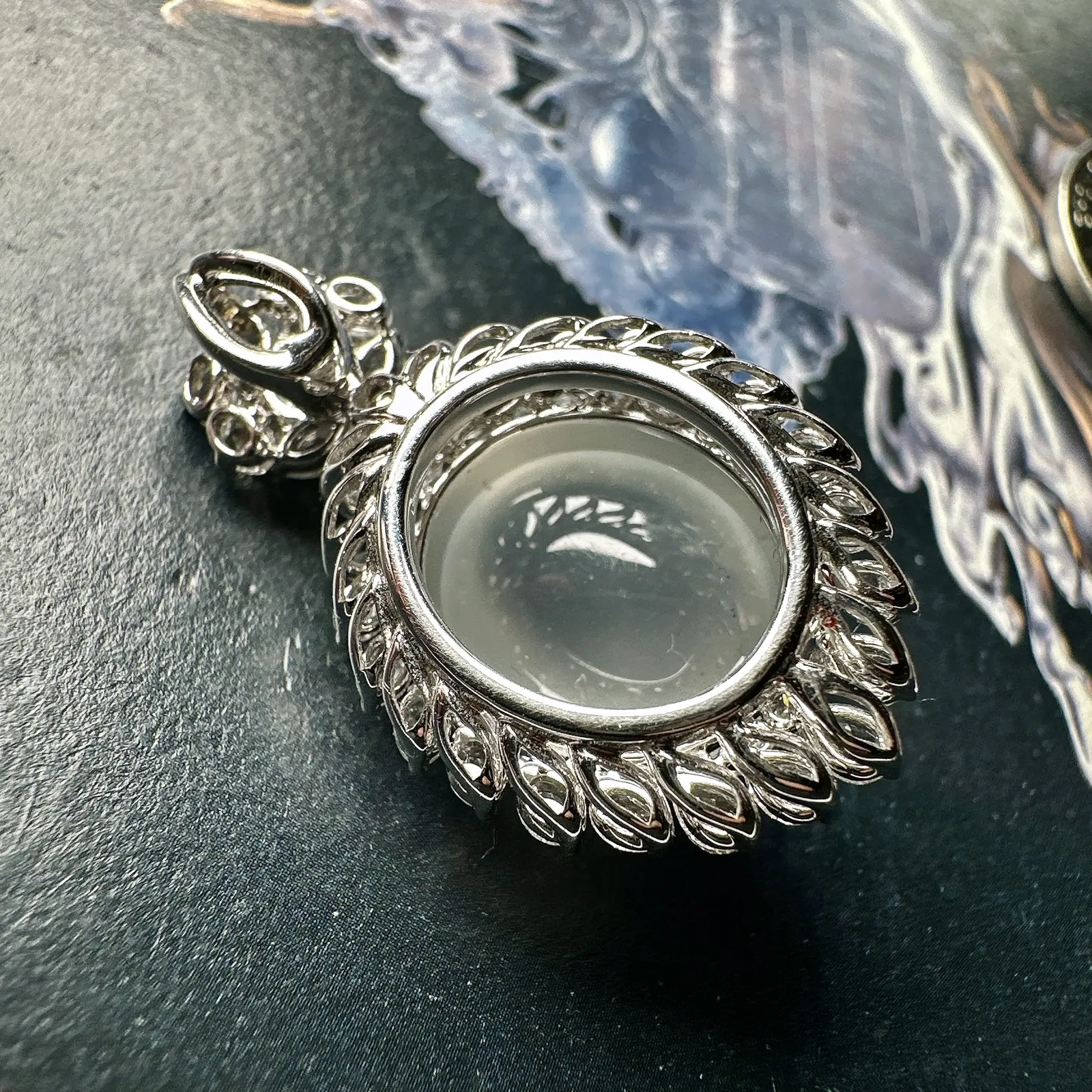 【冰种蛋面吊坠】近玻璃种，珍藏品，晶莹剔透，起强荧光，冰润动人。18k金钻镶嵌，裸石尺寸14.7*13.1*7.2毫米