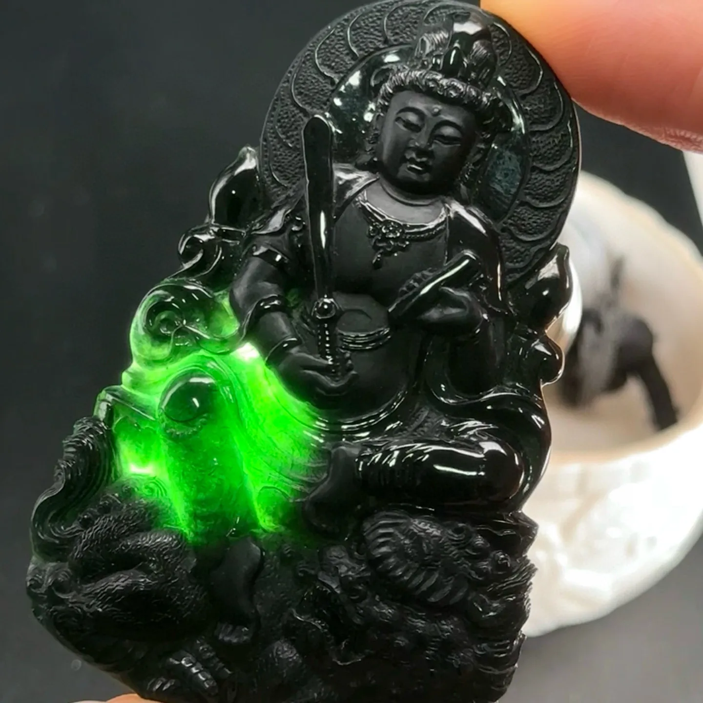 精品墨翠文殊菩萨 种好色正 黑度极好 打灯通透 油性十足 尺寸63.9