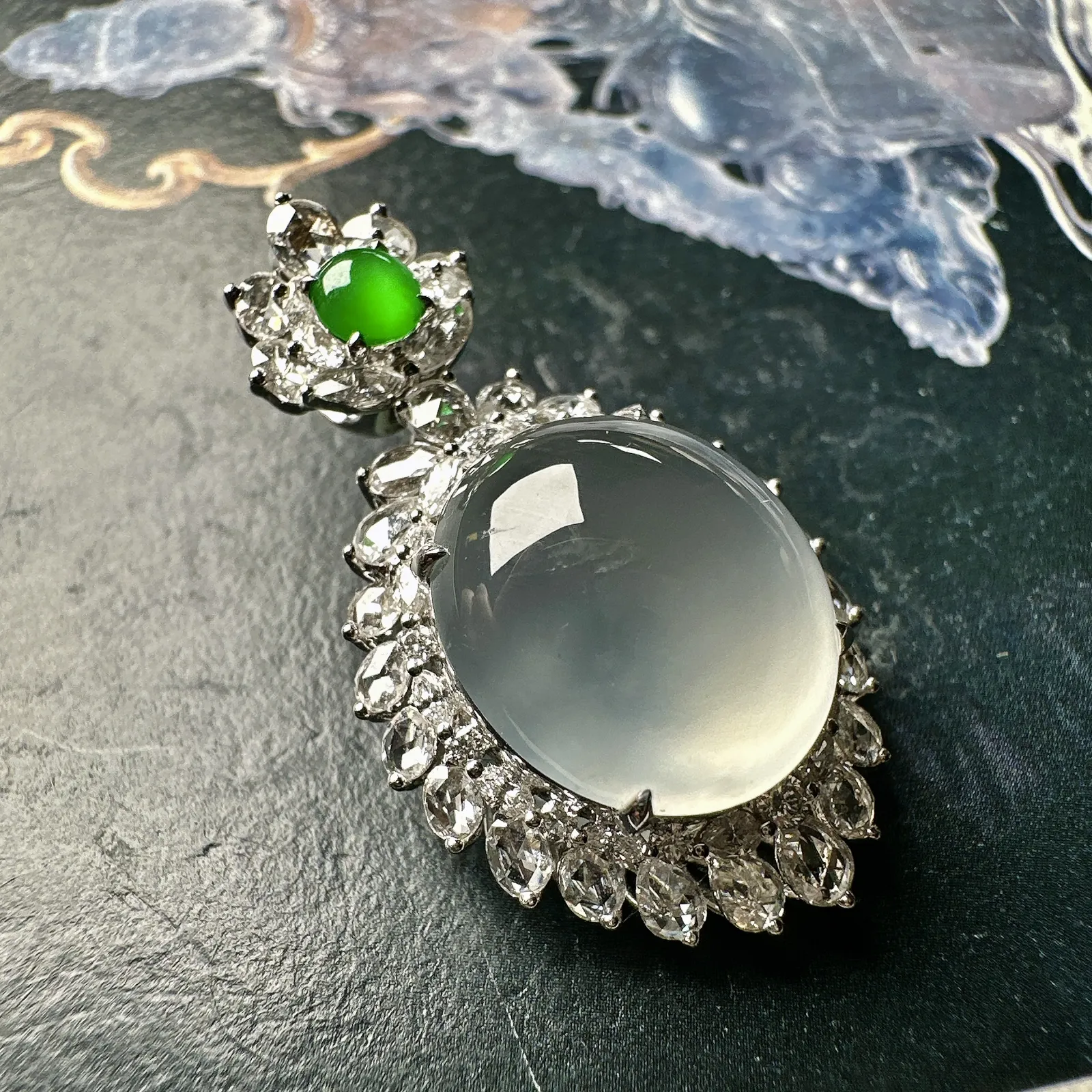 【冰种蛋面吊坠】近玻璃种，珍藏品，晶莹剔透，起强荧光，冰润动人。18k金钻镶嵌，裸石尺寸14.7*1