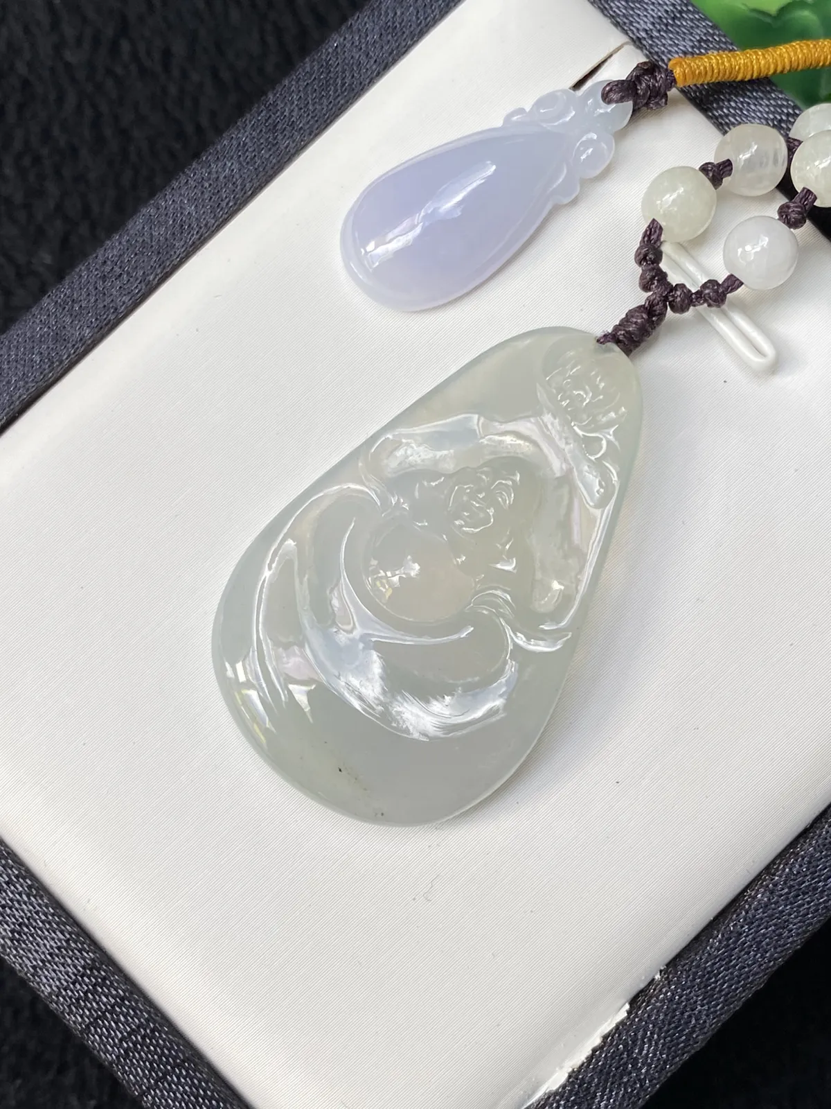 推荐【冰🧊佛公珠链款】带一条珠链和浓紫色福贝，水润冰透，超细腻，起光，老坑种，超柔滑，背面一条小纹，佩戴看不到，超值～～