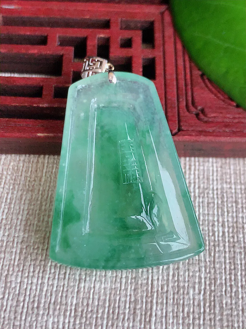 a货翡翠老坑冰种18K金扣头飘绿意境山水牌吊坠 尺寸33.8×24.7×5mm 重量8.13g 0607