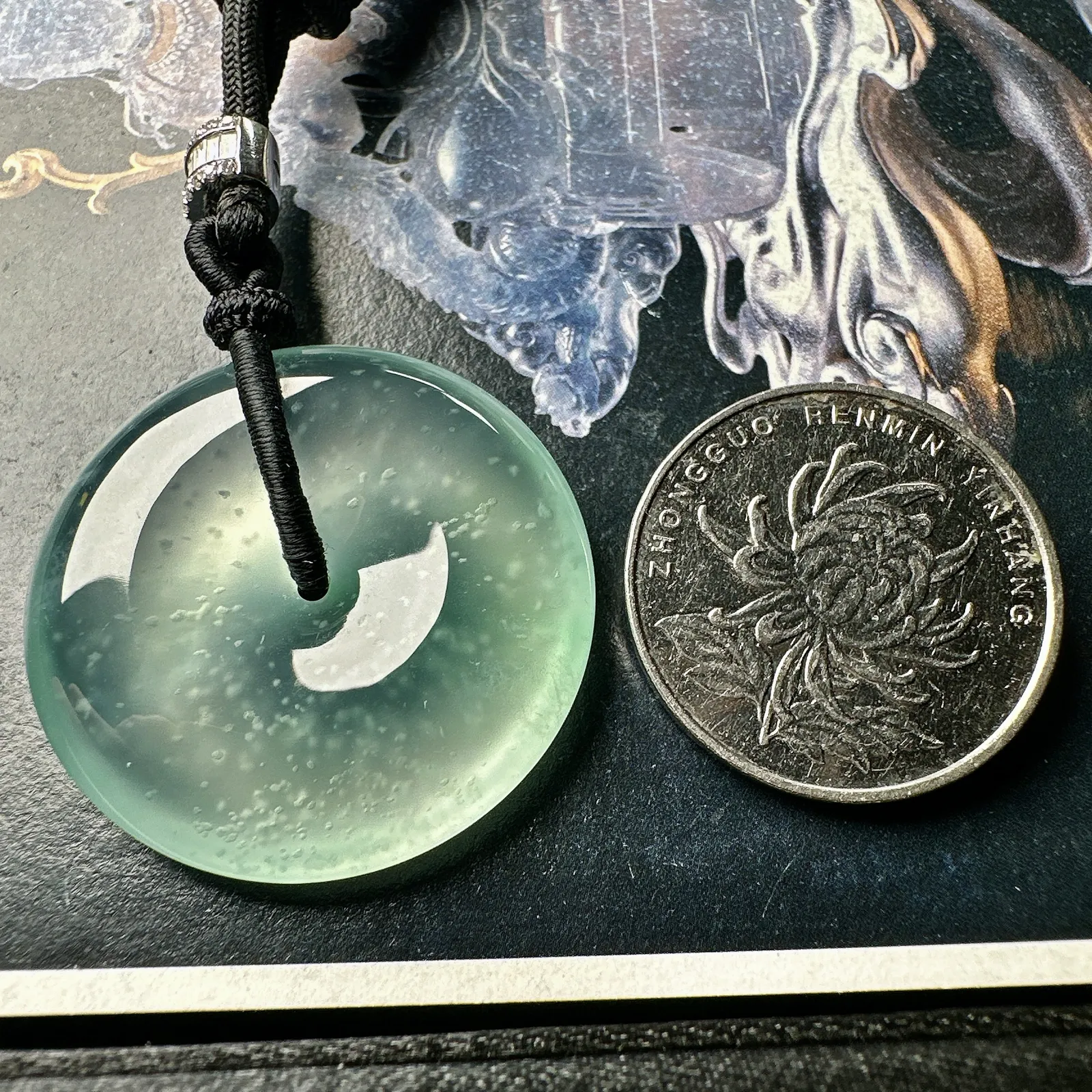 【冰种大平安扣】淡底色，近玻璃种，雪花棉老坑料，质地非常细腻，冰润十足，种老冰透，荧光闪耀。
