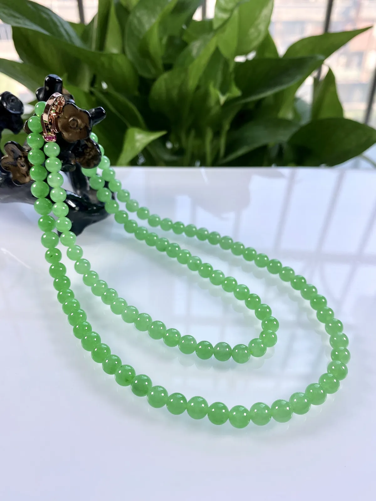 收藏级别，缅甸天然翡翠A货，卡6.8冰种起胶满绿阳绿塔珠圆珠项链手链，尺寸：大珠6.8mm～小珠5.8mm，共108颗，长度660mm，重量：44.19g