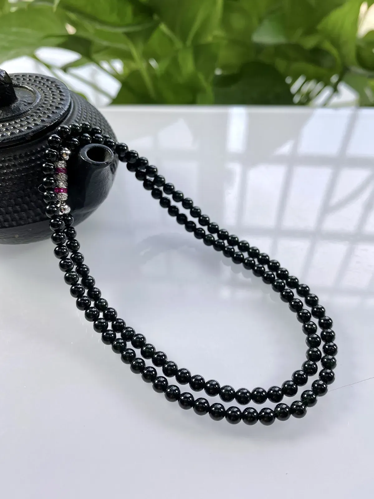 缅甸天然翡翠A货，卡4冰润墨翠小米珠小圆珠锁骨项链，尺寸：4mm/118颗，长度465mm，重量：12.82g，打灯透绿。