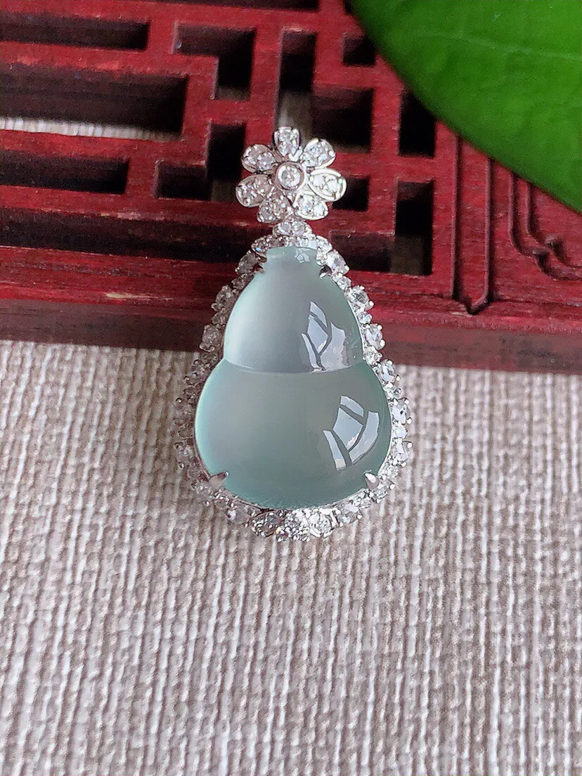 a货翡翠老坑高冰种18K金伴钻镶嵌起荧光葫芦吊坠 尺寸26×14.4×8.8裸石15.4×11.5mm 重量3.32g 0607