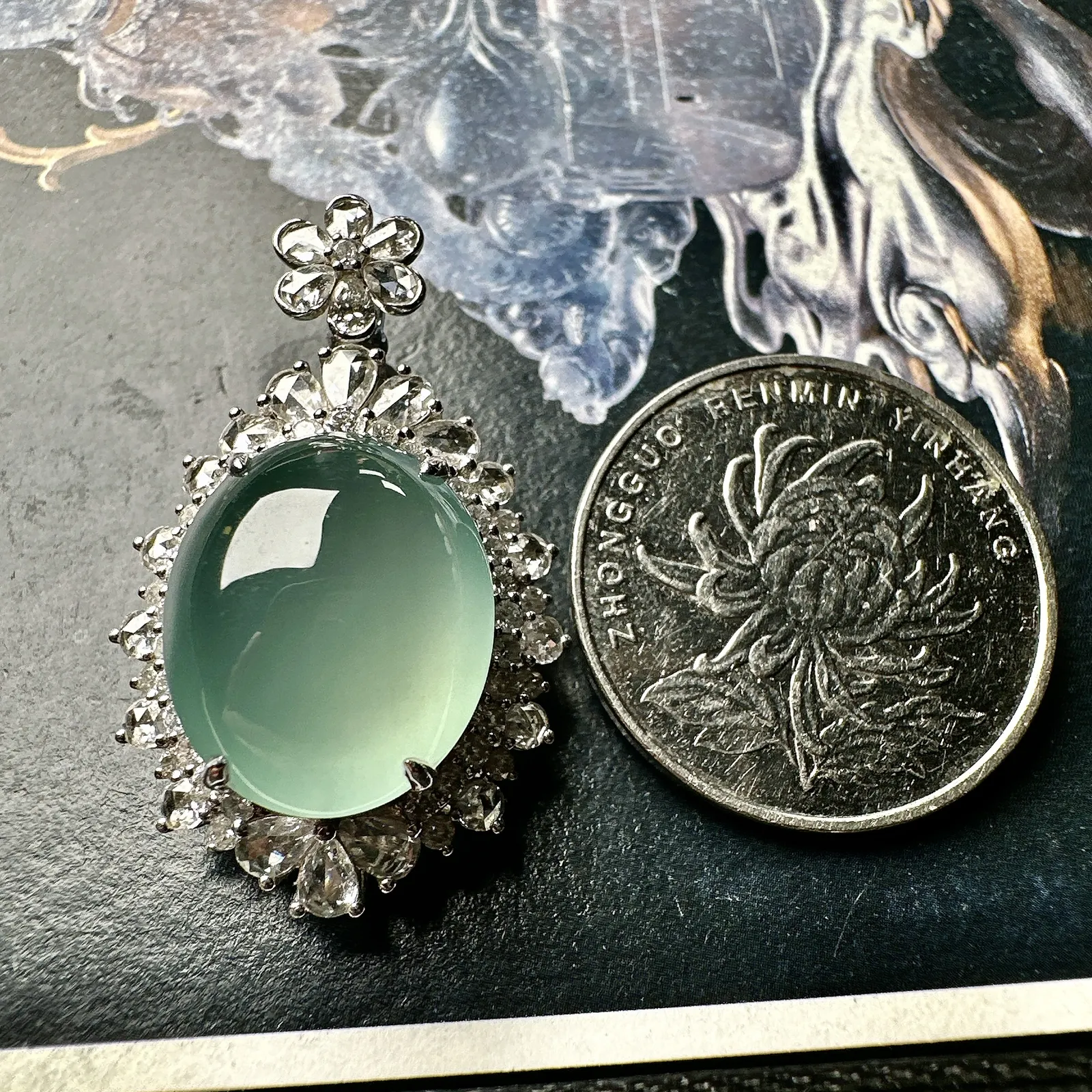 【冰种大晴底蛋面】珍藏品，晶莹剔透，起强荧光，冰润动人。18k金钻镶嵌，裸石尺寸16.4*13.7*7.8毫米