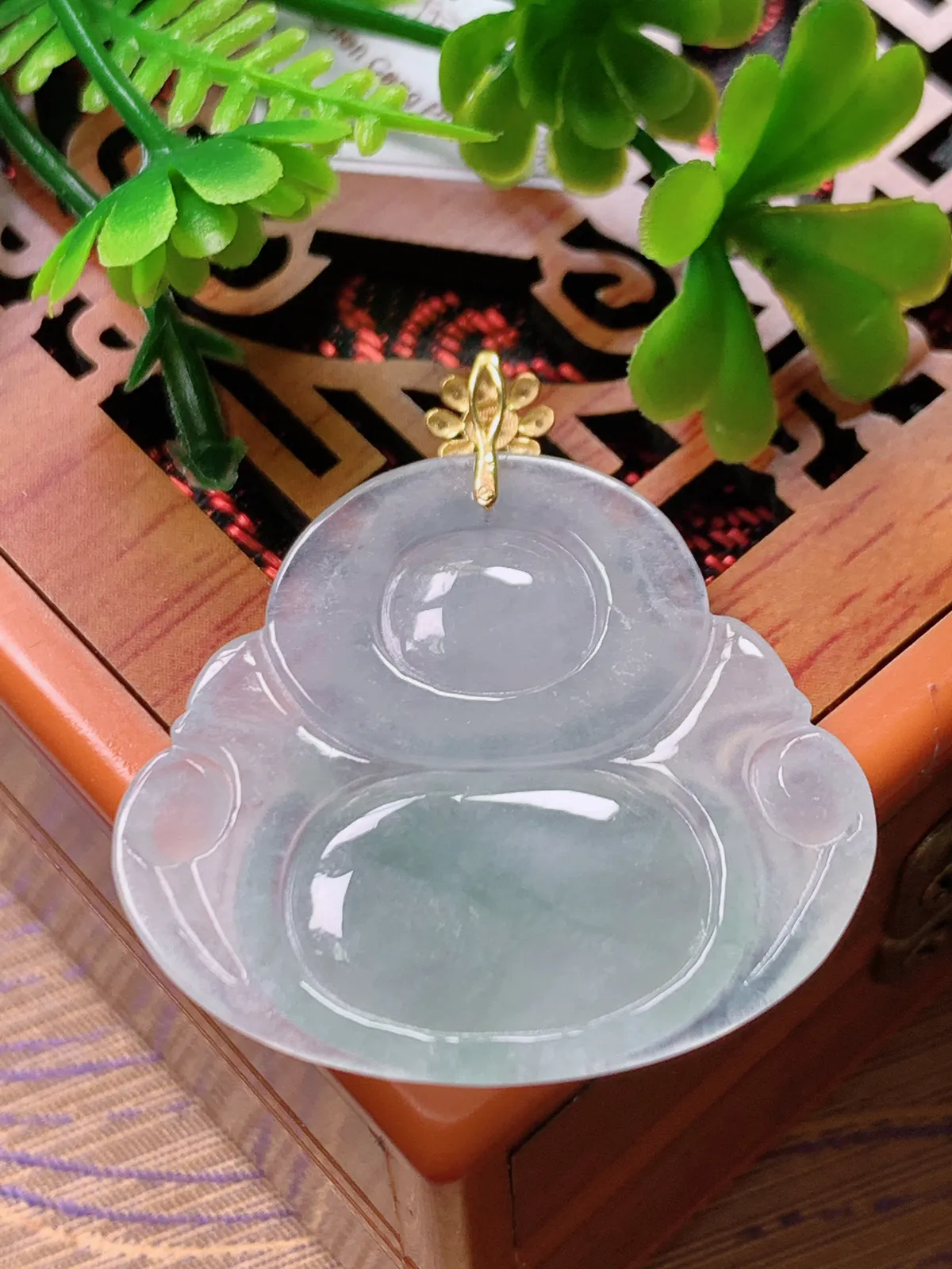 精品推荐，缅甸天然A货翡翠，18K金扣镶嵌冰种飘花佛公吊坠，种水好，颜色鲜艳，玉质水润细腻，工艺精湛，佩戴效果更佳。1