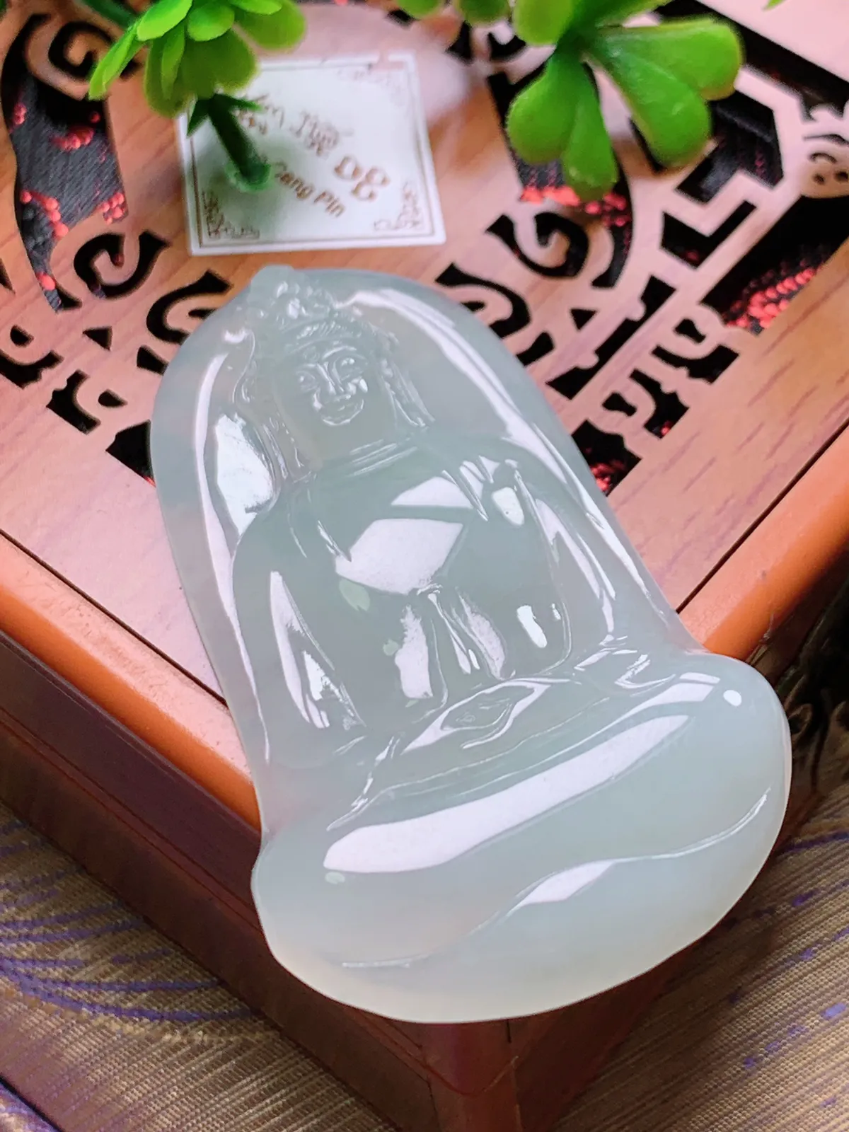 精品推荐，缅甸天然A货翡翠，冰种素衣观音吊坠，种水好，颜色鲜艳，玉质水润细腻，工艺精湛，佩戴效果更佳