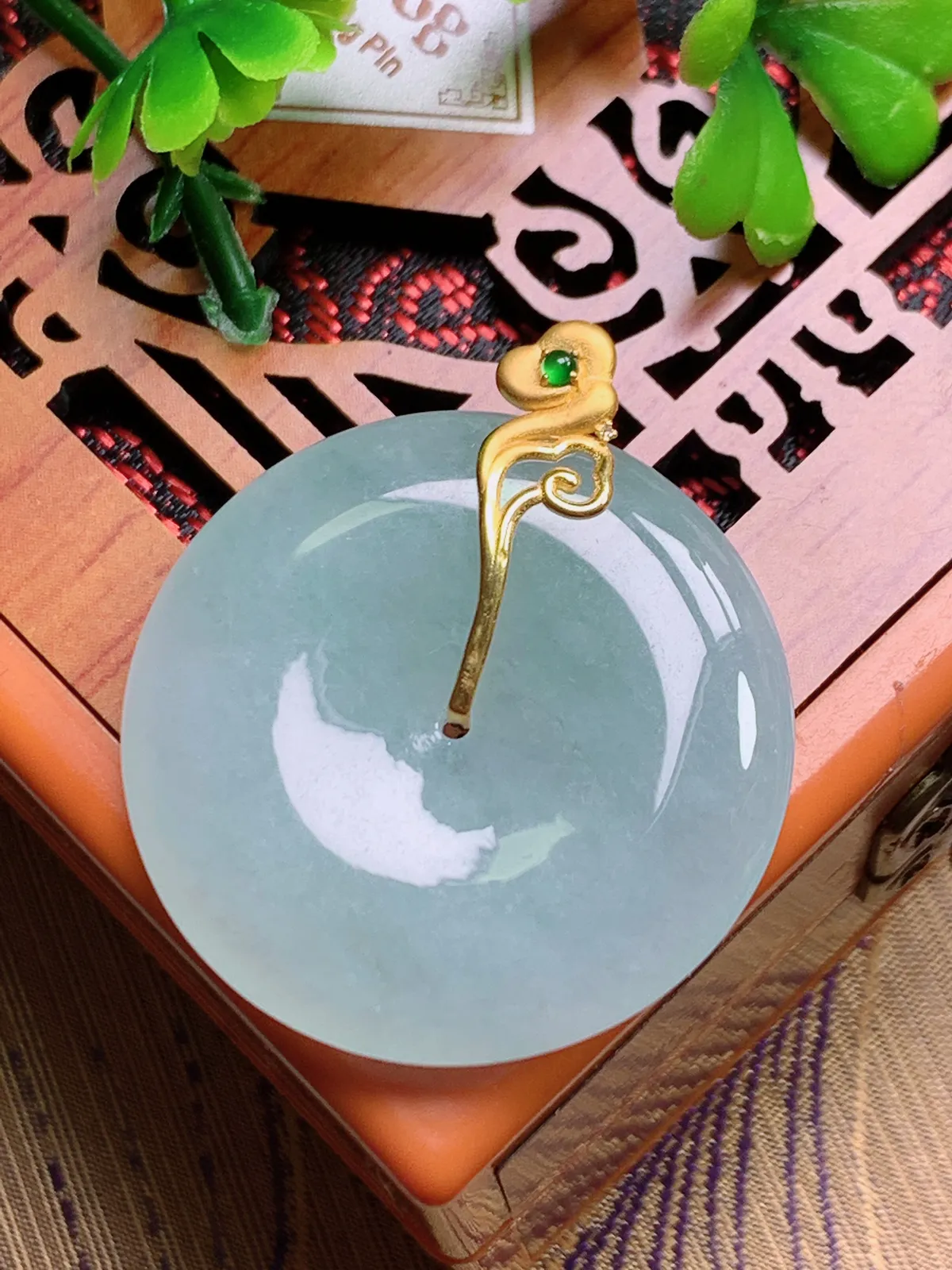 精品推荐，缅甸天然A货翡翠，18K金镶嵌冰种平安扣吊坠，种水好，颜色鲜艳，玉质水润细腻，工艺精湛，佩戴效果更佳。9