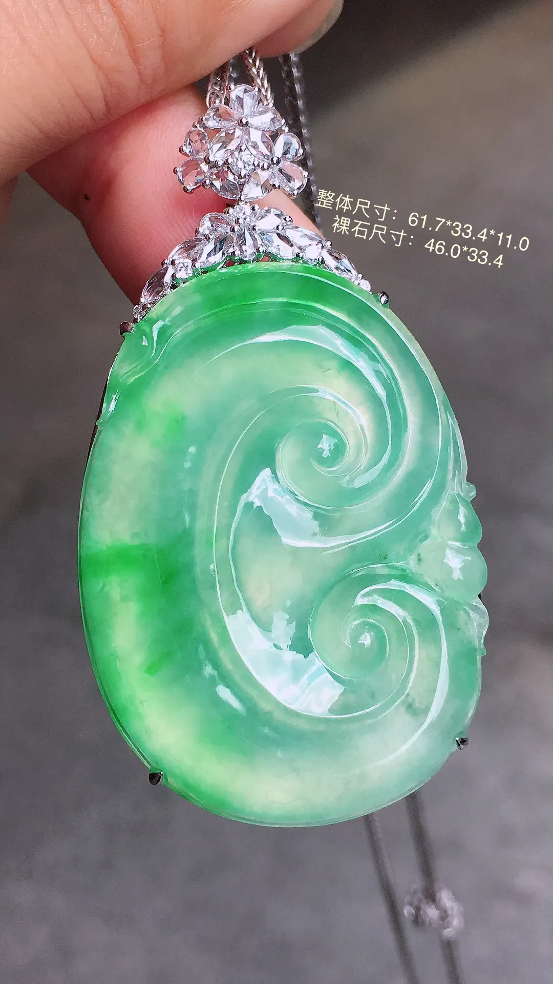 飘绿如意吊坠，色泽艳丽，玉质细腻，荧光感超
强，饱满水润，气质满满。18k
金豪华镶嵌