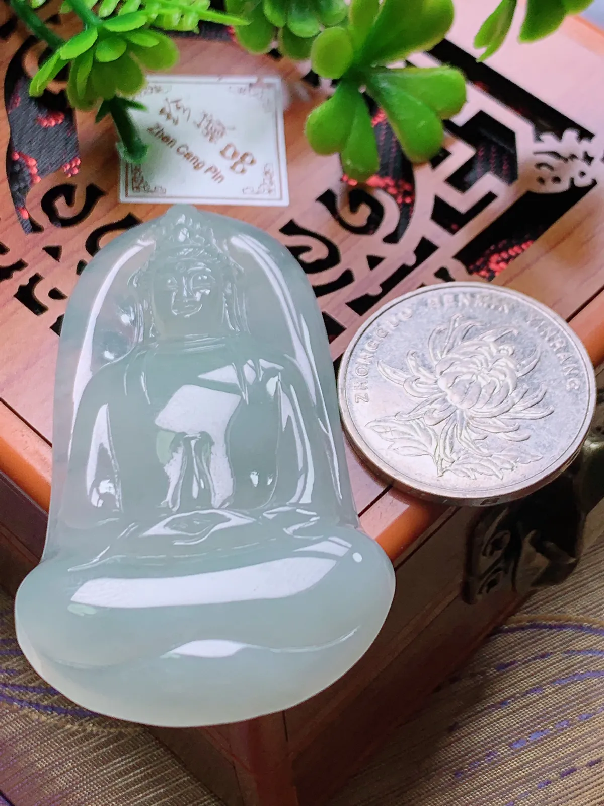 精品推荐，缅甸天然A货翡翠，冰种素衣观音吊坠，种水好，颜色鲜艳，玉质水润细腻，工艺精湛，佩戴效果更佳。