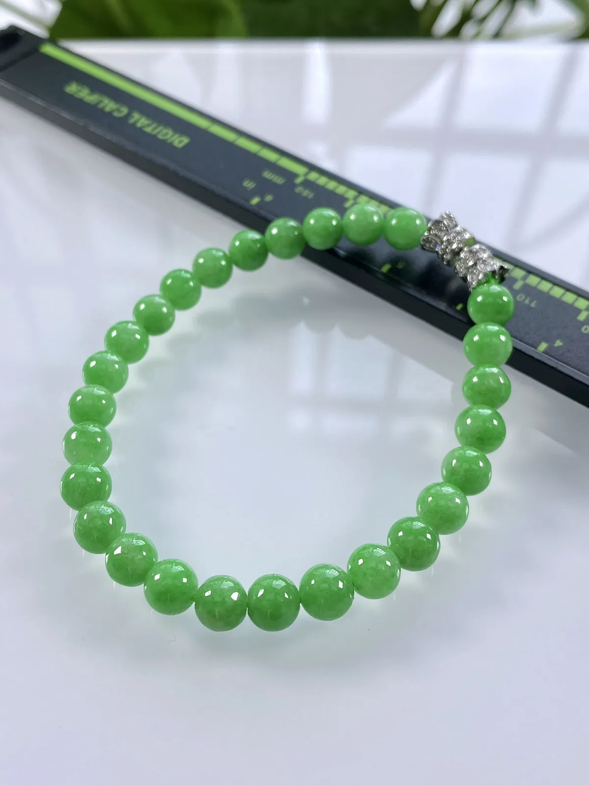 缅甸天然翡翠A货，卡6.3冰润满绿阳绿圆珠手串手链，尺寸：6.3mm/27颗，长度175mm，重量：13.13g