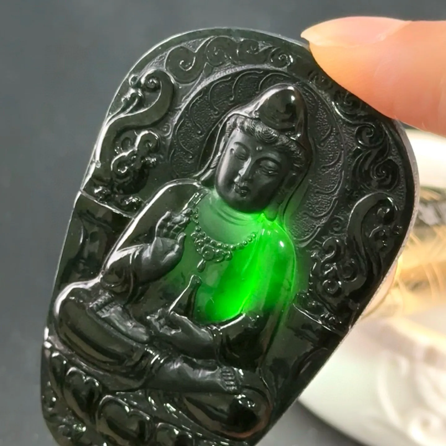 精品墨翠观音 种好色正 黑度极好 打灯通透 油性十足 尺寸61.8