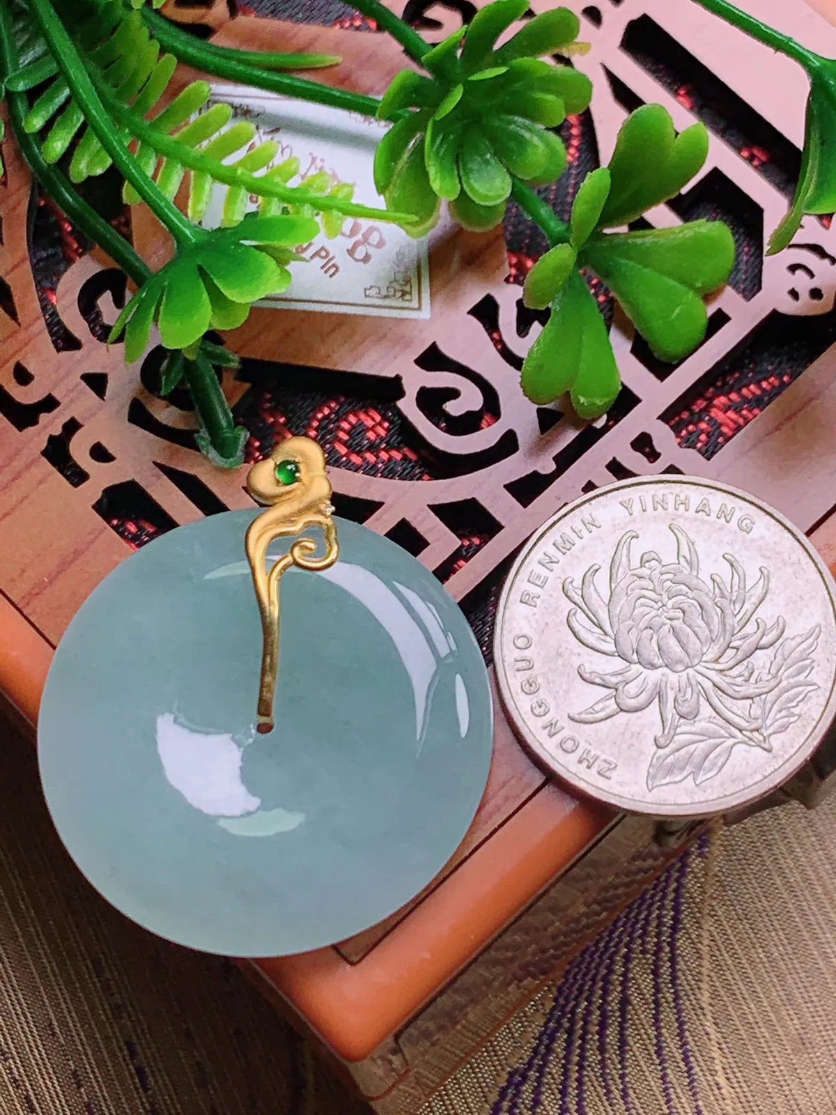 精品推荐，缅甸天然A货翡翠，18K金镶嵌冰种平安扣吊坠，种水好，颜色鲜艳，玉质水润细腻，工艺精湛，佩戴效果更佳。9