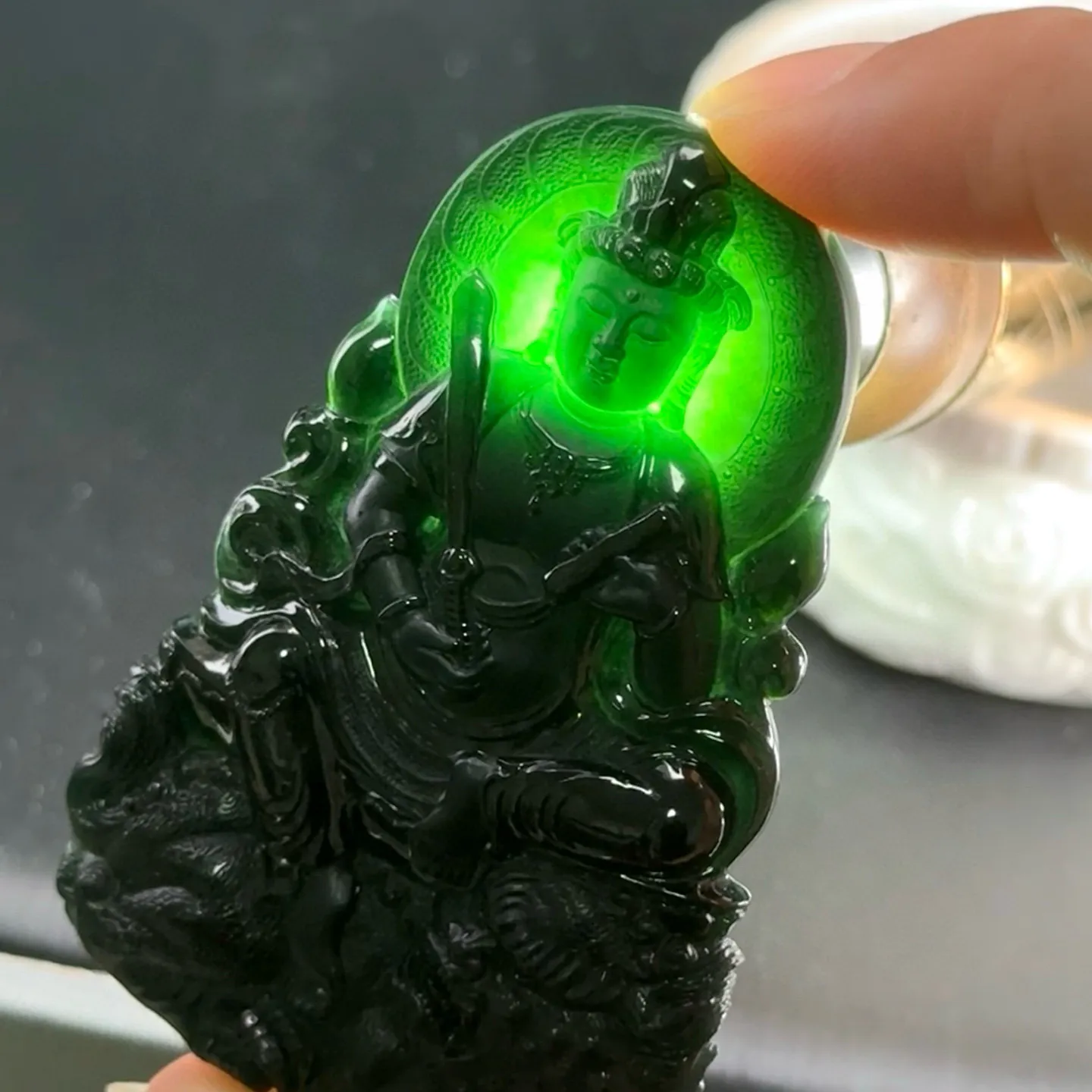 精品墨翠文殊菩萨 种好色正 黑度极好 打灯通透 油性十足 尺寸63.9