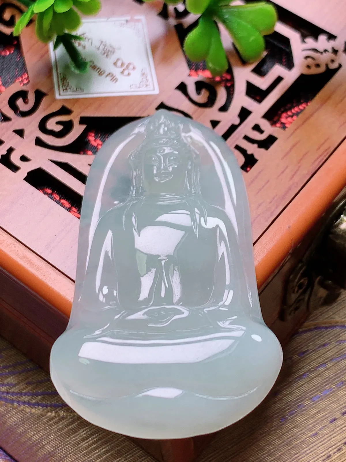 精品推荐，缅甸天然A货翡翠，冰种素衣观音吊坠，种水好，颜色鲜艳，玉质水润细腻，工艺精湛，佩戴效果更佳。