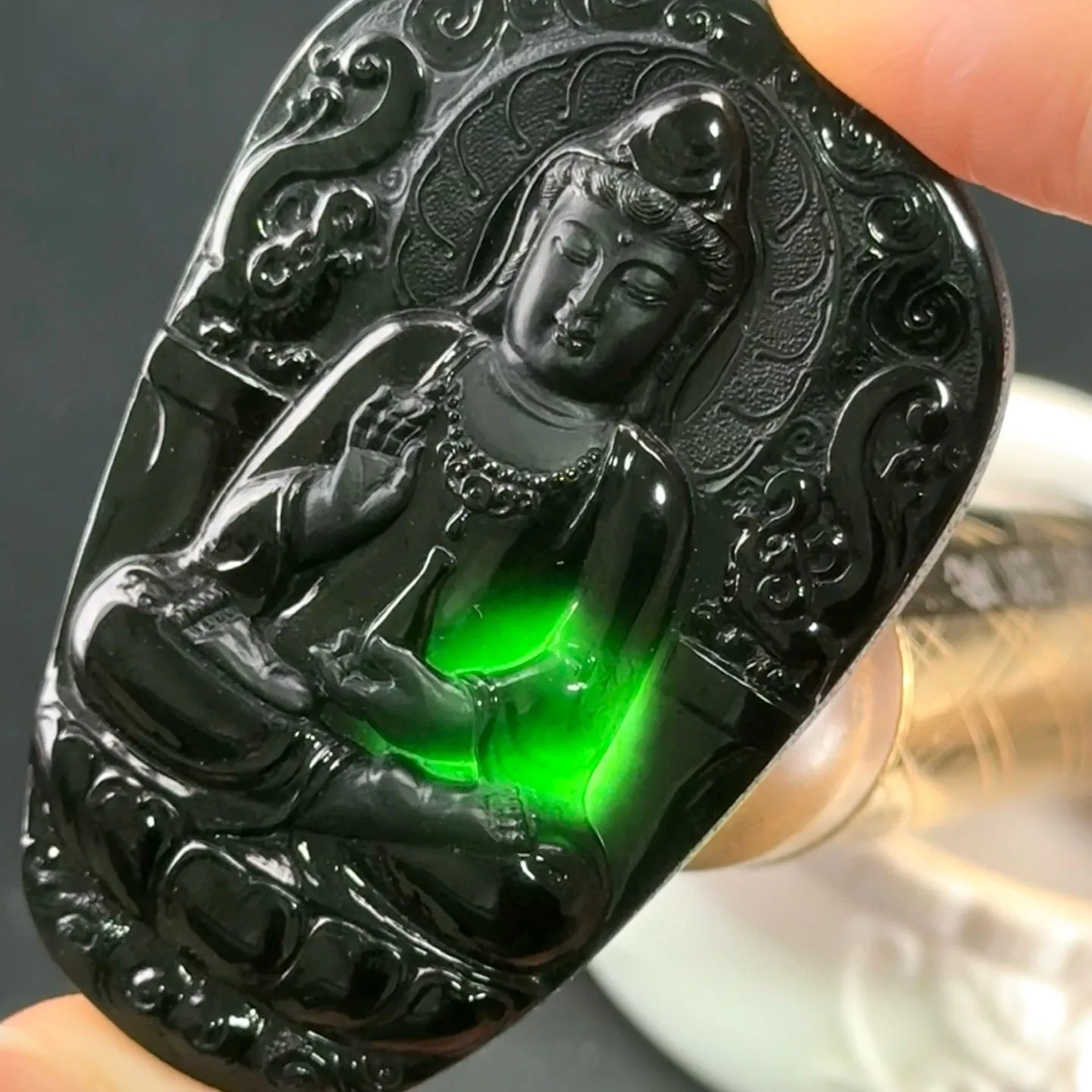 精品墨翠观音 种好色正 黑度极好 打灯通透 油性十足 尺寸61.8