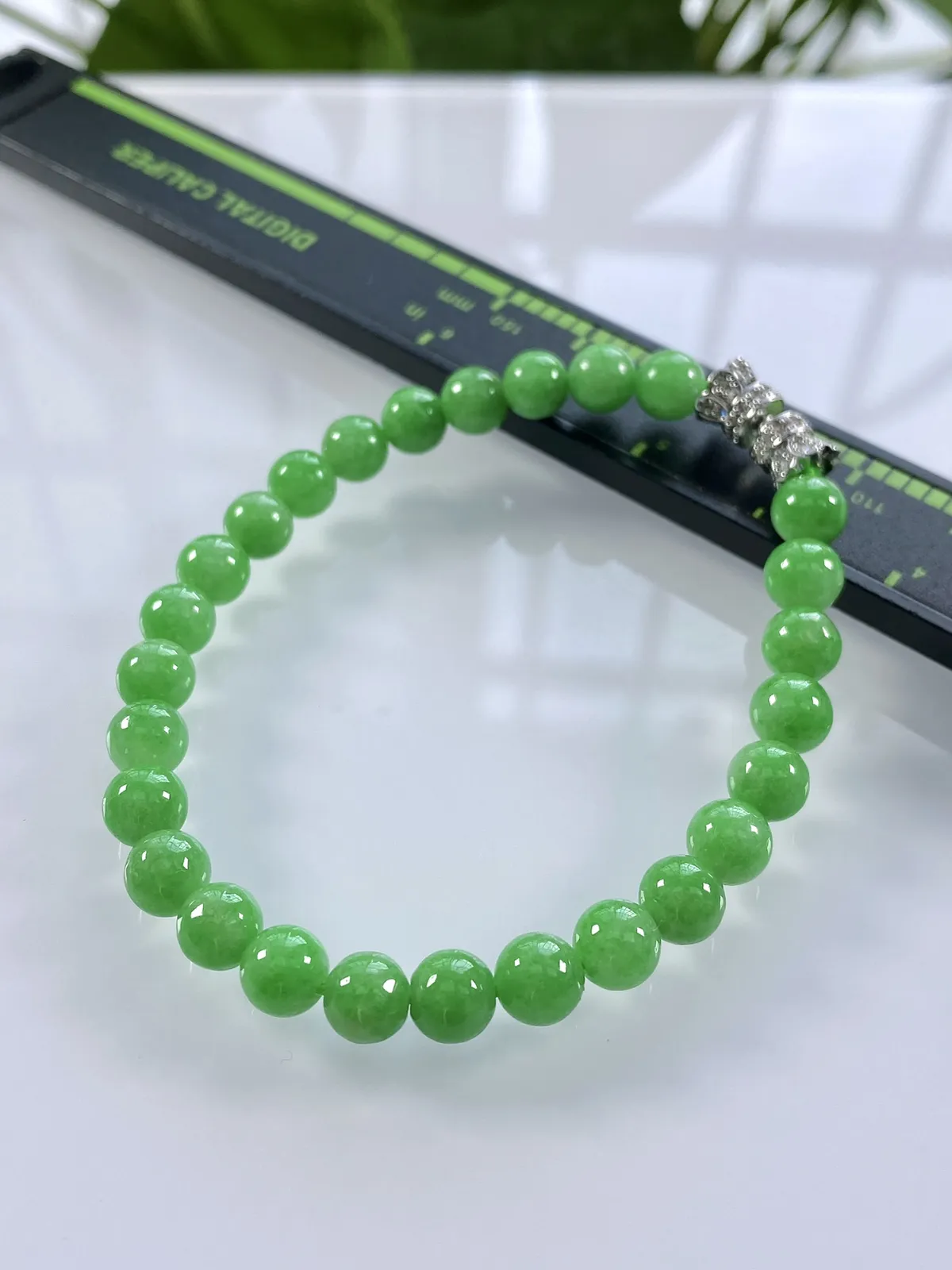 缅甸天然翡翠A货，卡6.3冰润满绿阳绿圆珠手串手链，尺寸：6.3mm/27颗，长度175mm，重量：13.13g