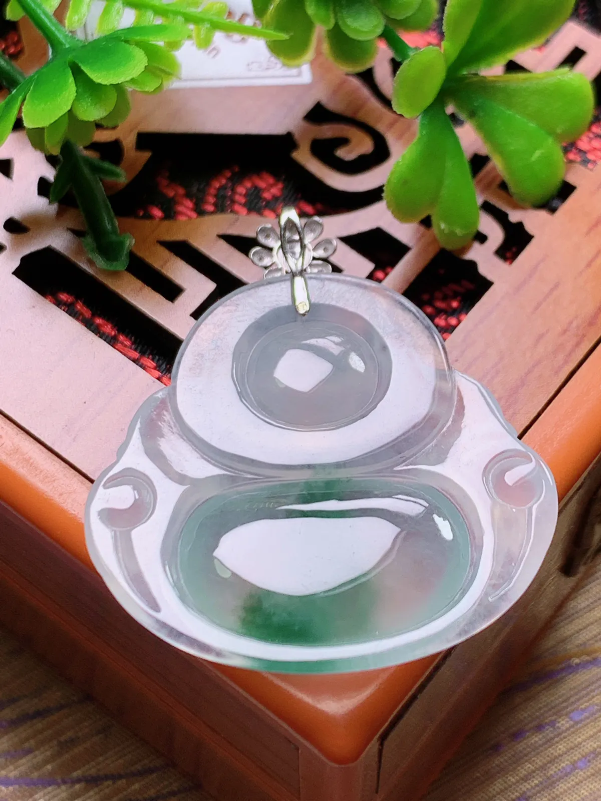 精品推荐，缅甸天然A货翡翠，18K金扣镶嵌冰种飘花佛公吊坠，种水好，颜色鲜艳，玉质水润细腻，工艺精湛，佩戴效果更佳。1