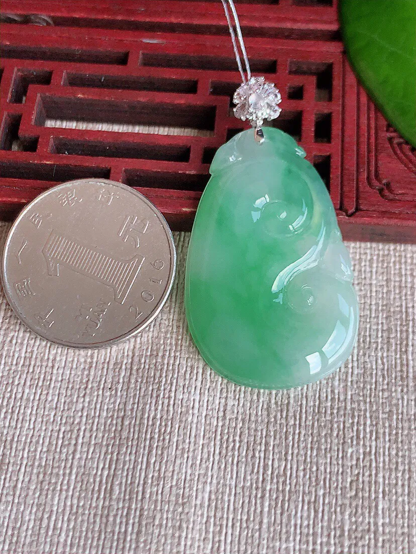 a货翡翠老坑冰种18K金伴钻镶嵌飘绿如意吊坠 尺寸45.2×37.5×24×4mm 重量8.14g 0607