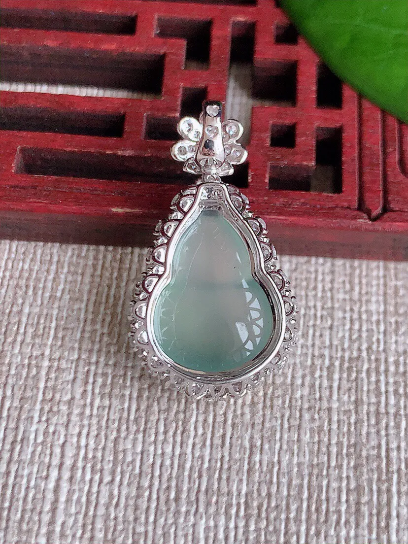 a货翡翠老坑高冰种18K金伴钻镶嵌起荧光葫芦吊坠 尺寸26×14.4×8.8裸石15.4×11.5m