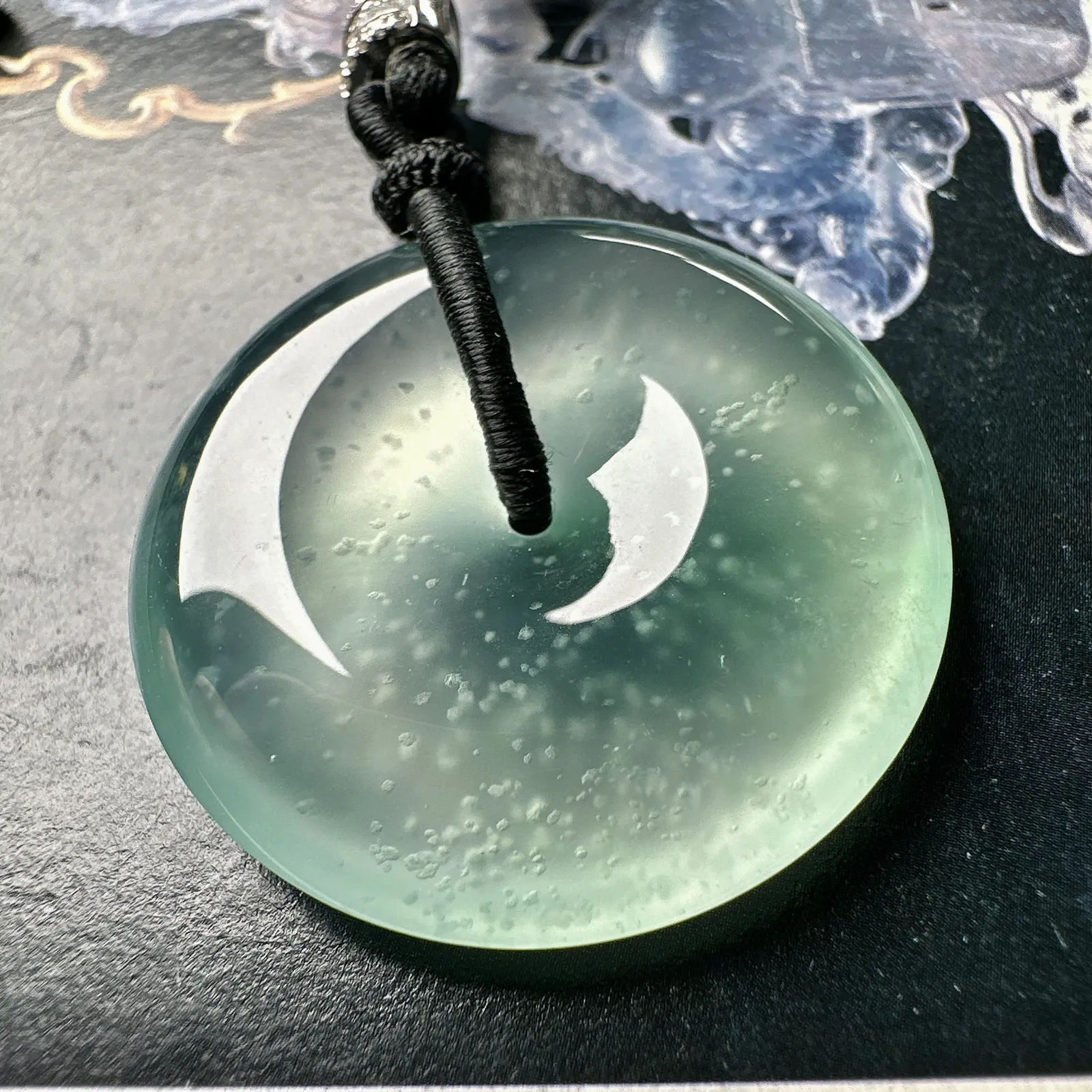 【冰种大平安扣】淡底色，近玻璃种，雪花棉老坑料，质地非常细腻，冰润十足，种老冰透，荧光闪耀。