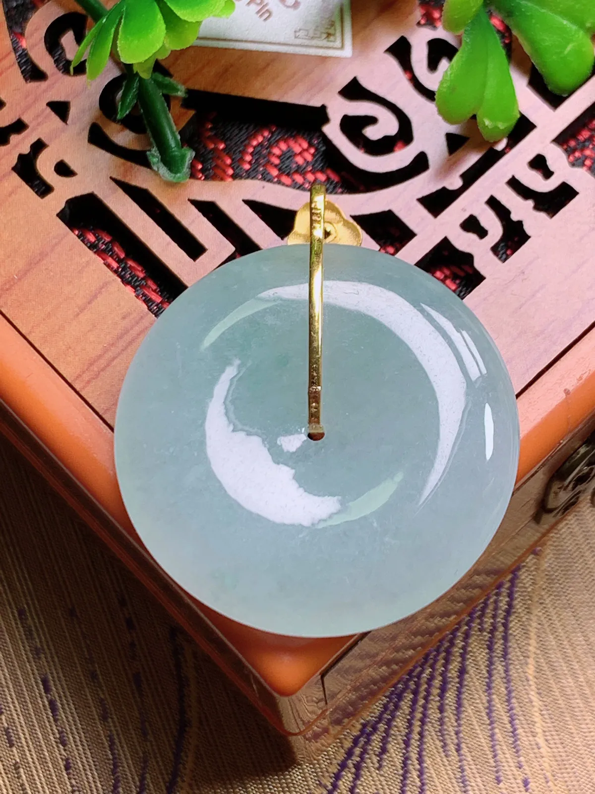 精品推荐，缅甸天然A货翡翠，18K金镶嵌冰种平安扣吊坠，种水好，颜色鲜艳，玉质水润细腻，工艺精湛，佩戴效果更佳。9