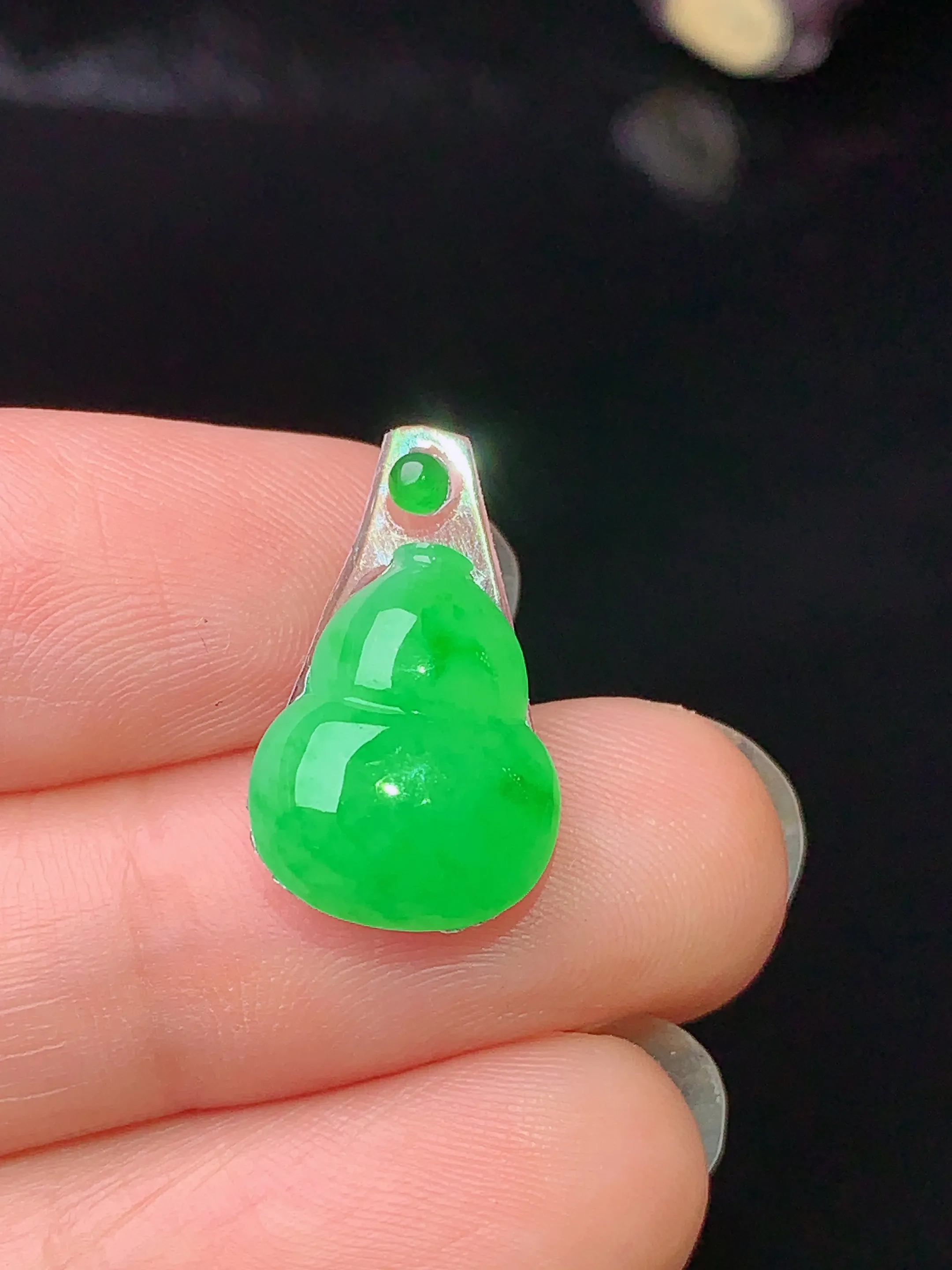 镶嵌款 翠绿葫芦吊坠 玉质细腻 色泽艳丽 整体尺寸13.8*11*3.5