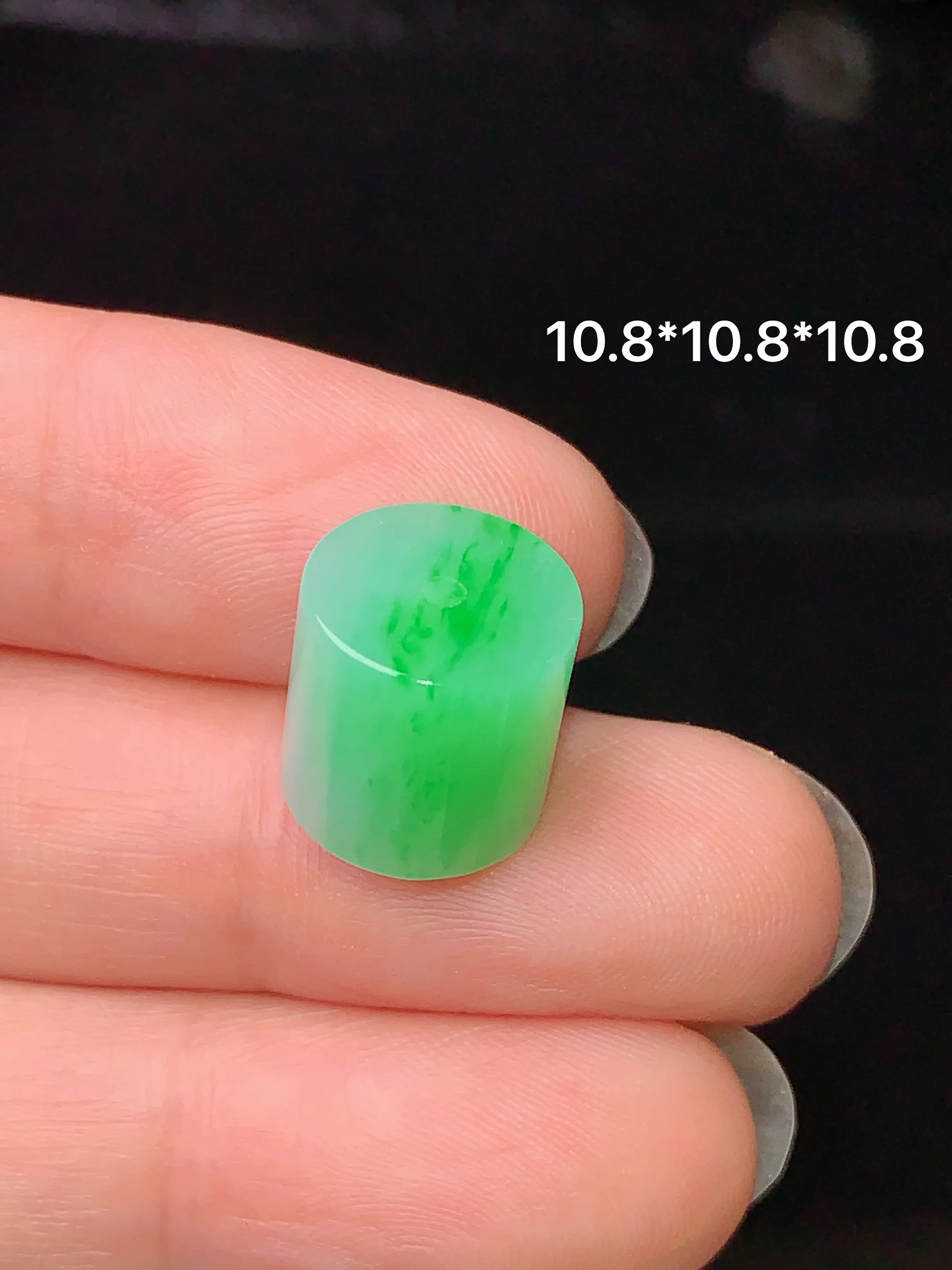 翠绿路路通吊坠 玉质细腻   色泽艳丽 整体尺寸10.8
