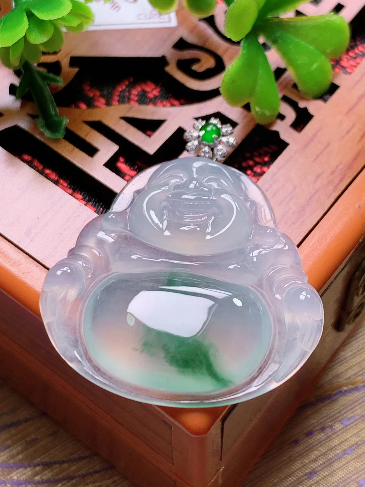 精品推荐，缅甸天然A货翡翠，18K金扣镶嵌冰种飘花佛公吊坠，种水好，颜色鲜艳，玉质水润细腻，工艺精湛，佩戴效果更佳。1
