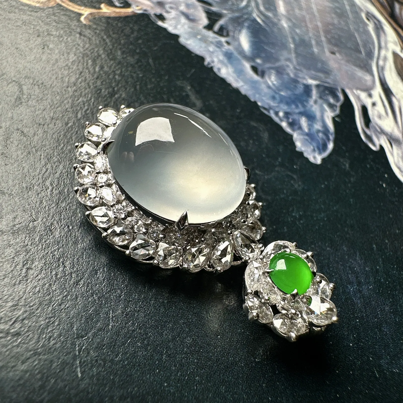 【冰种蛋面吊坠】近玻璃种，珍藏品，晶莹剔透，起强荧光，冰润动人。18k金钻镶嵌，裸石尺寸14.7*13.1*7.2毫米