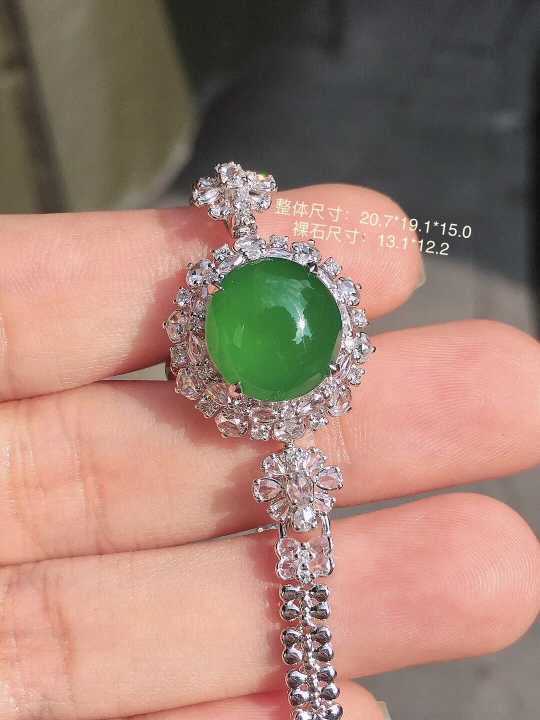阳绿蛋面三用款吊坠/手链/戒指，色泽均匀艳丽，玉质细腻，荧光感超
强，饱满水润，气质满满。18k
金豪华镶嵌
