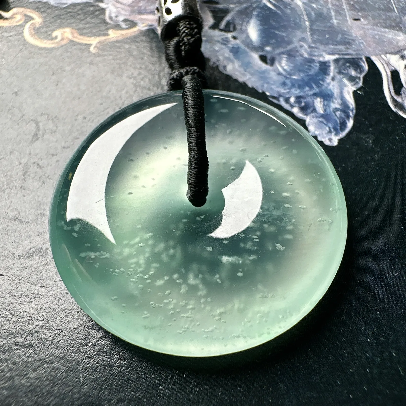 【冰种大平安扣】淡底色，近玻璃种，雪花棉老坑料，质地非常细腻，冰润十足，种老冰透，荧光闪耀。
