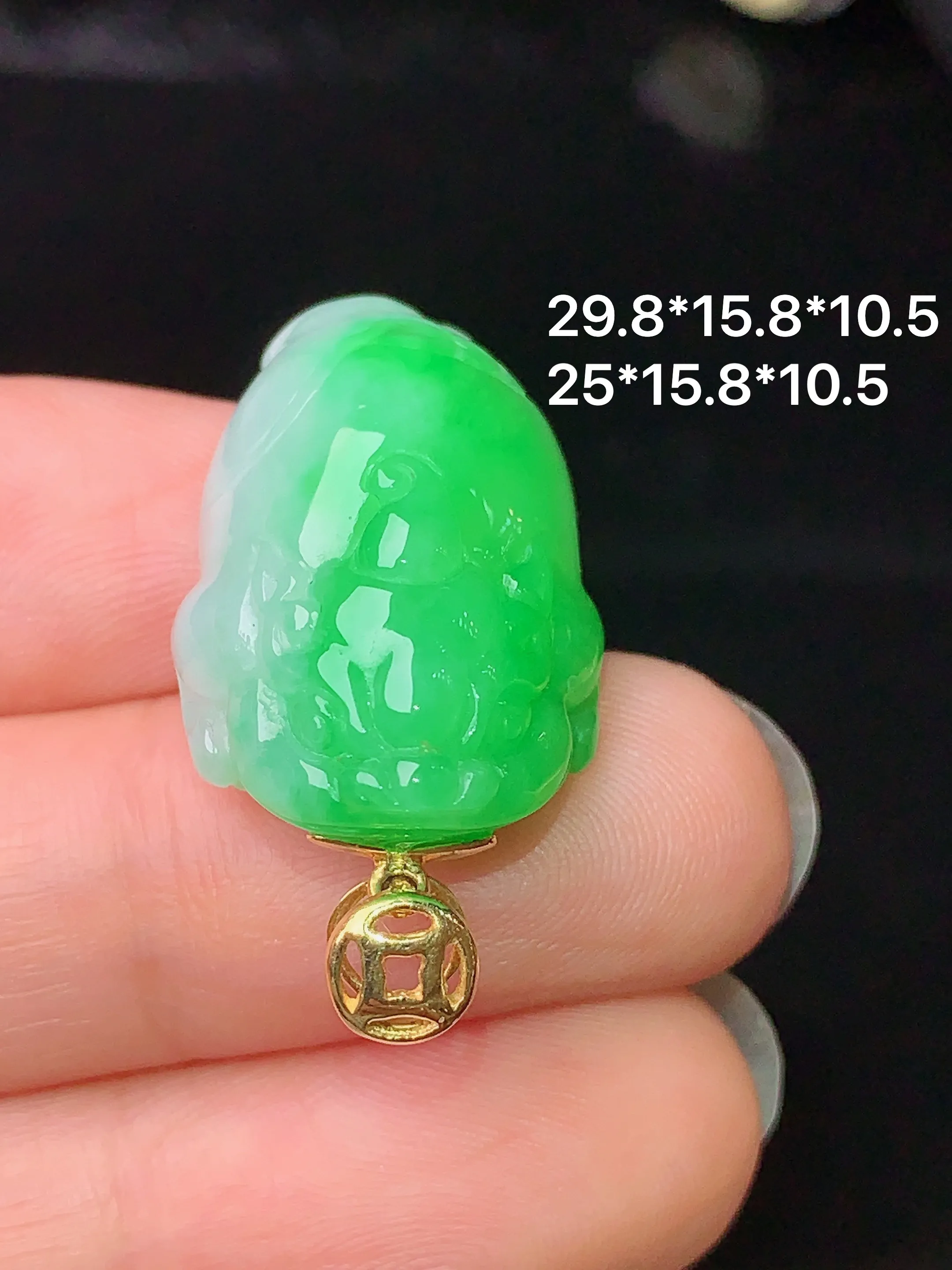 18k金钻镶嵌翠绿金蟾吊坠 玉质细腻 色泽艳丽 整体尺寸29.8*15.8*10.5
